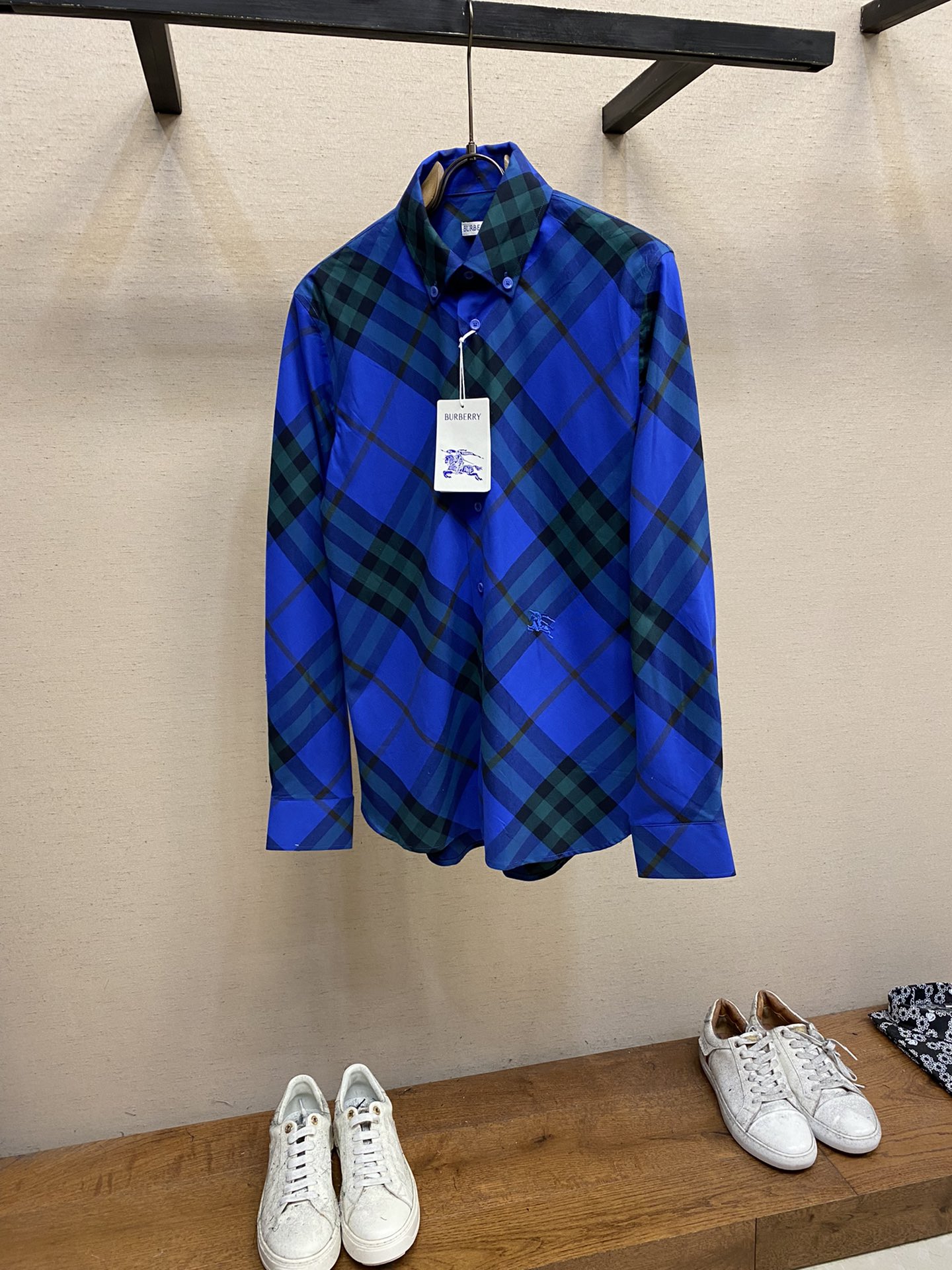 NO:951971,BBR, plaid cotton casual shirts are good stuff from old channels. The fabrics ordered must be yarn dyed and then woven. The mercerized thread will not give you a glossy look at first glance, but a faint dark luster, which is very high-end! The small and loose H-shaped cut has more than enough upper body, and the collar is equipped with buttons to effectively prevent the collar tip from rolling up, which is particularly delicate! The most exquisite thing is the new logo0, hand-positioned thread embroidery, every  Every stitch is carefully crafted. The workmanship of the details can stand up to scrutiny. The diagonal grid on the front piece is the most basic quality of the brand!  !  !  !  !  !  !  Size S-XL,,shirts,19860909BBR、格纹棉质休闲衬衫 老渠道的正经好东西,订单面料,必须是纱线订染后织,丝光线定纺不会一眼光泽感,而是若有若无的暗光泽,非常显高级! 小宽松H型的剪裁,上身有余,领边设有纽扣,有效防止领尖卷起,格外精致! 最精致的还属新log0,手工定位线绣,每 针每一线的精心制作.细节之处的做工很经得起推敲,前片斜对格是品牌最基本的素养了！！！！！！！ 尺码S-XL,,shirts,,Men's clothing