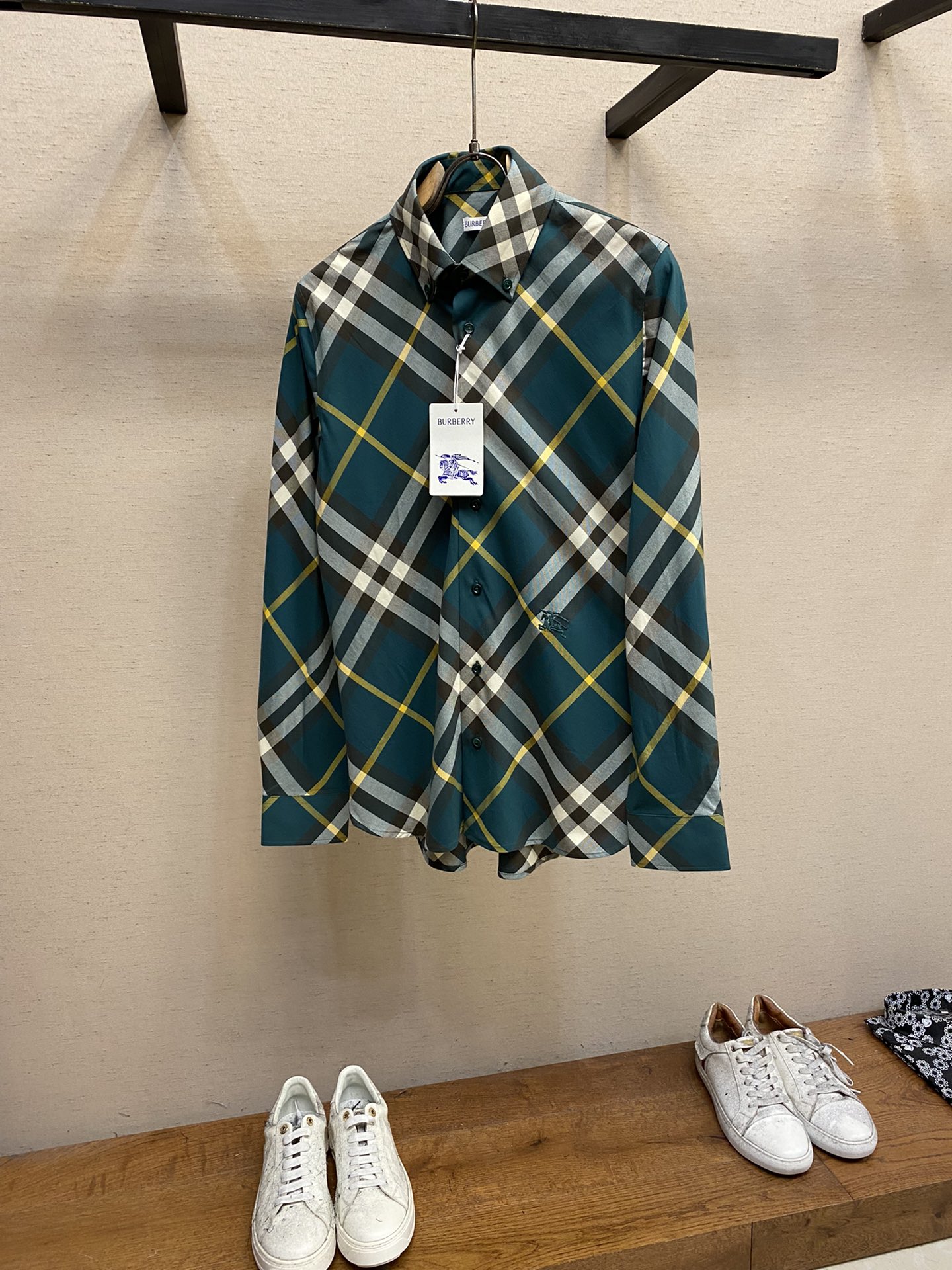 NO:951958,BBR, plaid cotton casual shirts are good stuff from old channels. The fabrics ordered must be yarn dyed and then woven. The mercerized thread will not give you a glossy look at first glance, but a faint dark luster, which is very high-end! The small and loose H-shaped cut has more than enough upper body, and the collar is equipped with buttons to effectively prevent the collar tip from rolling up, which is particularly delicate! The most exquisite thing is the new logo0, hand-positioned thread embroidery, every  Every stitch is carefully crafted. The workmanship of the details can stand up to scrutiny. The diagonal grid on the front piece is the most basic quality of the brand!  !  !  !  !  Size S-XL,,shirts,19860909BBR、格纹棉质休闲衬衫 老渠道的正经好东西,订单面料,必须是纱线订染后织,丝光线定纺不会一眼光泽感,而是若有若无的暗光泽,非常显高级! 小宽松H型的剪裁,上身有余,领边设有纽扣,有效防止领尖卷起,格外精致! 最精致的还属新log0,手工定位线绣,每 针每一线的精心制作.细节之处的做工很经得起推敲,前片斜对格是品牌最基本的素养了！！！！！ 尺码S-XL,,shirts,,Men's clothing
