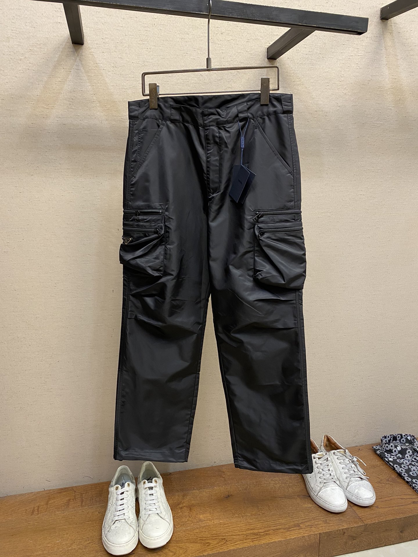 NO:838883,Prada, new overalls, this minimalist jacket fabric is made of Re-Nylon regenerated nylon. The zippered multi-pocket design on both sides of the overalls highlights fashion. Re-Nylon regenerated nylon is made by purifying ocean plastic recycling, carrying the spirit of innovation, and has become synonymous with Prada. Customized original fabric, comfortable and smooth, simple and versatile design! ..... Sizes S-XL,, prada, jackets & coats,19860909Prada、新款工装裤 ,这款极简夹克面料取材Re-Nylon再生尼龙打造,工装裤两侧拉链多口袋设计 凸显时尚.Re- Nylon再生尼龙通过提纯海洋塑料回收物制成,承载创新精神,已然成为Prada的代名词 定制原版面料 舒适顺滑 简单百搭设计! ..... 尺码S-XL,,prada,jackets & coats,,Men's clothing