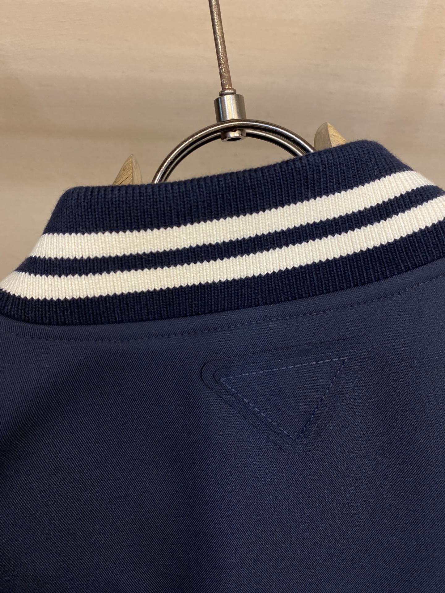 Prada 24FW Motor Fire Collection: Luxury Fabrics and College Wind Embroidery in Straight-Barrel Sleeves - 图片 9