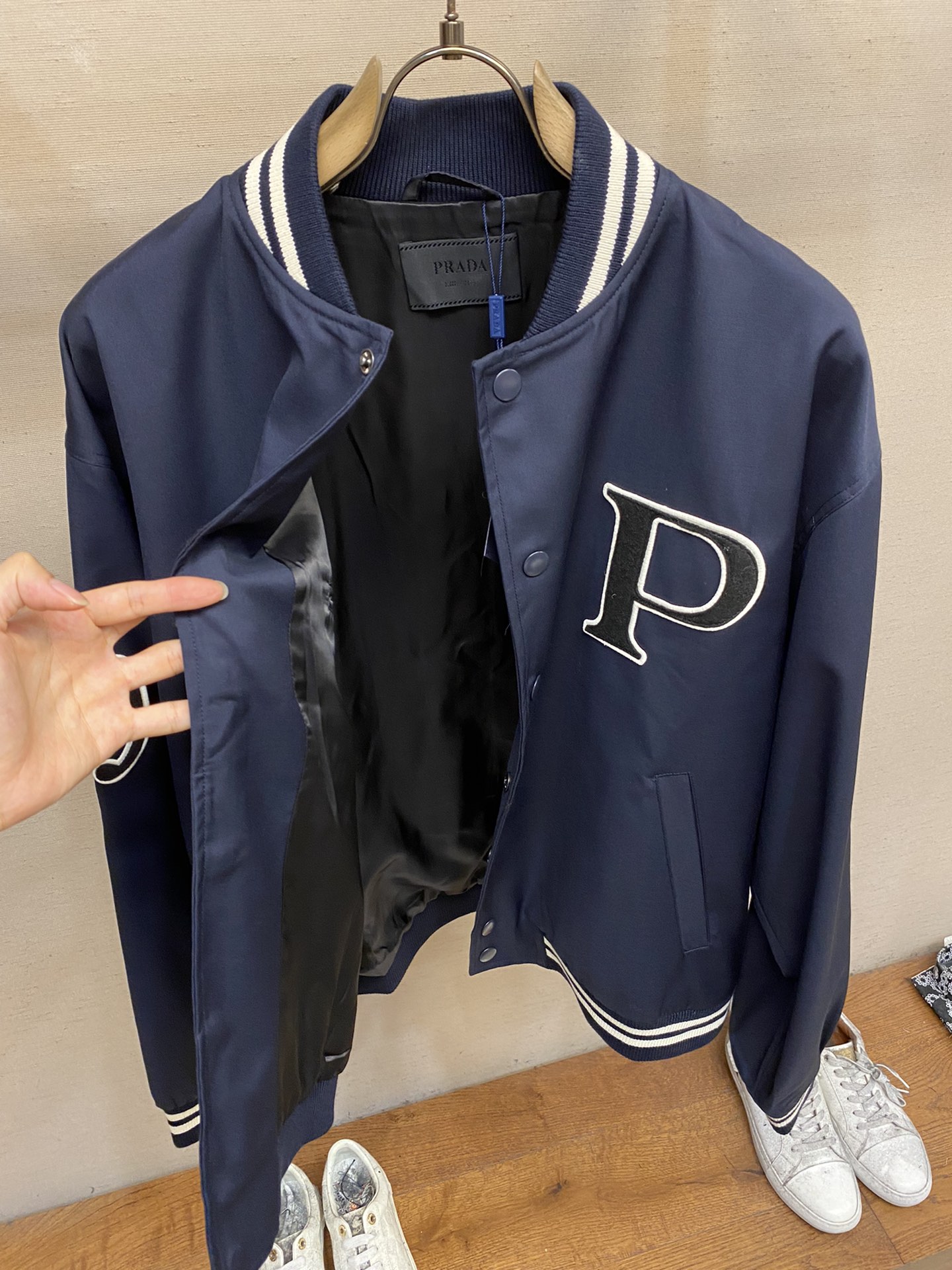 Prada 24FW Motor Fire Collection: Luxury Fabrics and College Wind Embroidery in Straight-Barrel Sleeves - 图片 7