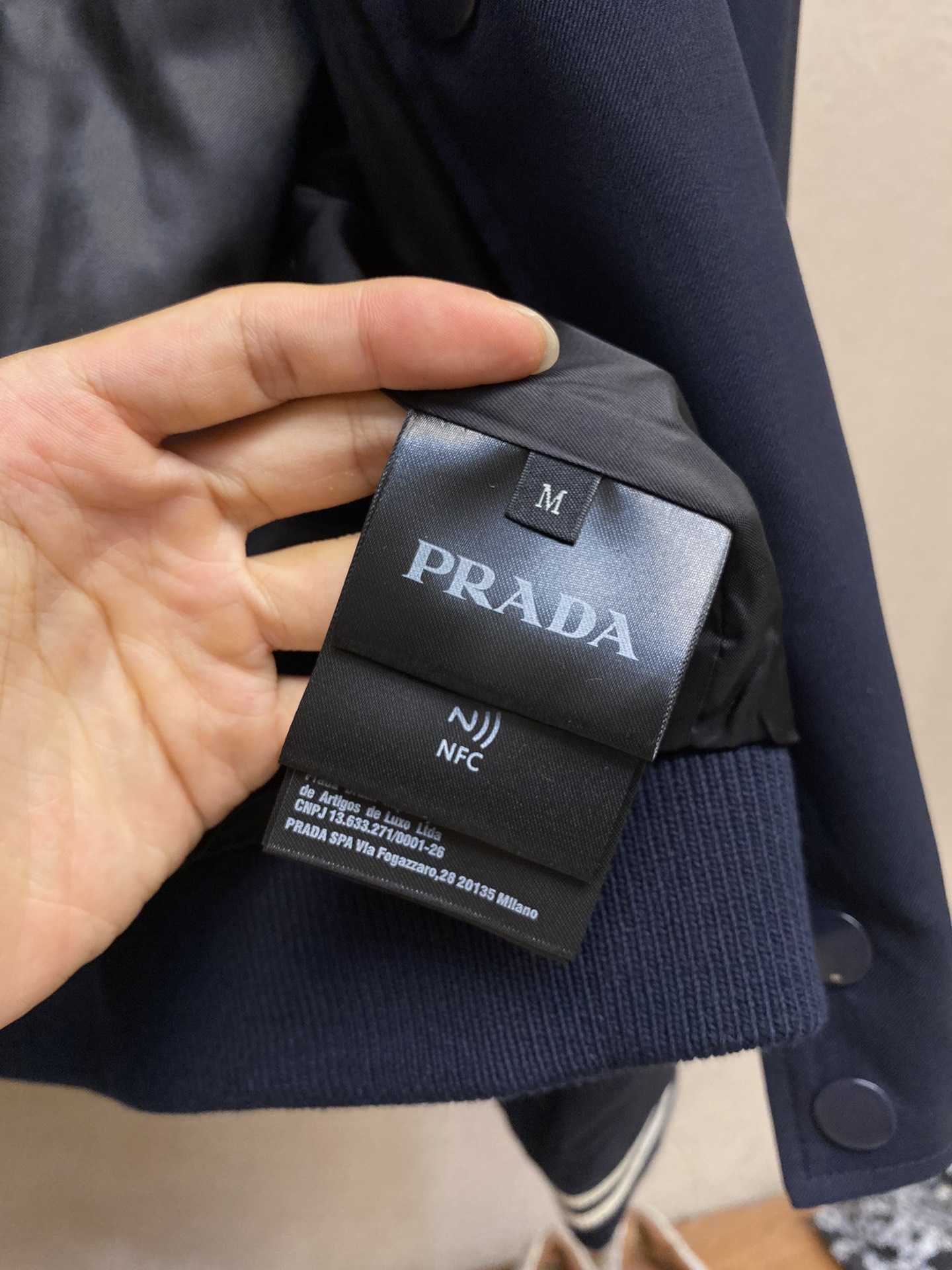 Prada 24FW Motor Fire Collection: Luxury Fabrics and College Wind Embroidery in Straight-Barrel Sleeves - 图片 8