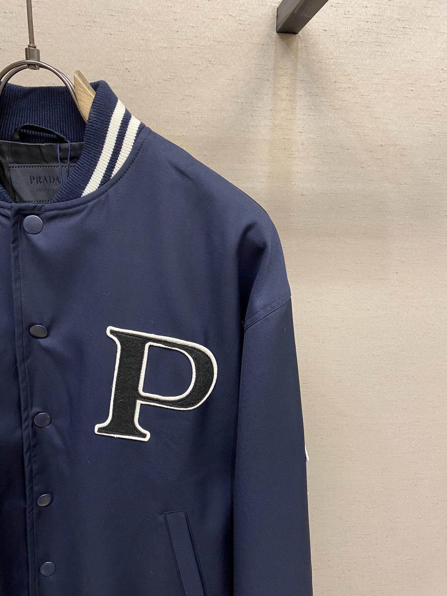 Prada 24FW Motor Fire Collection: Luxury Fabrics and College Wind Embroidery in Straight-Barrel Sleeves - 图片 3