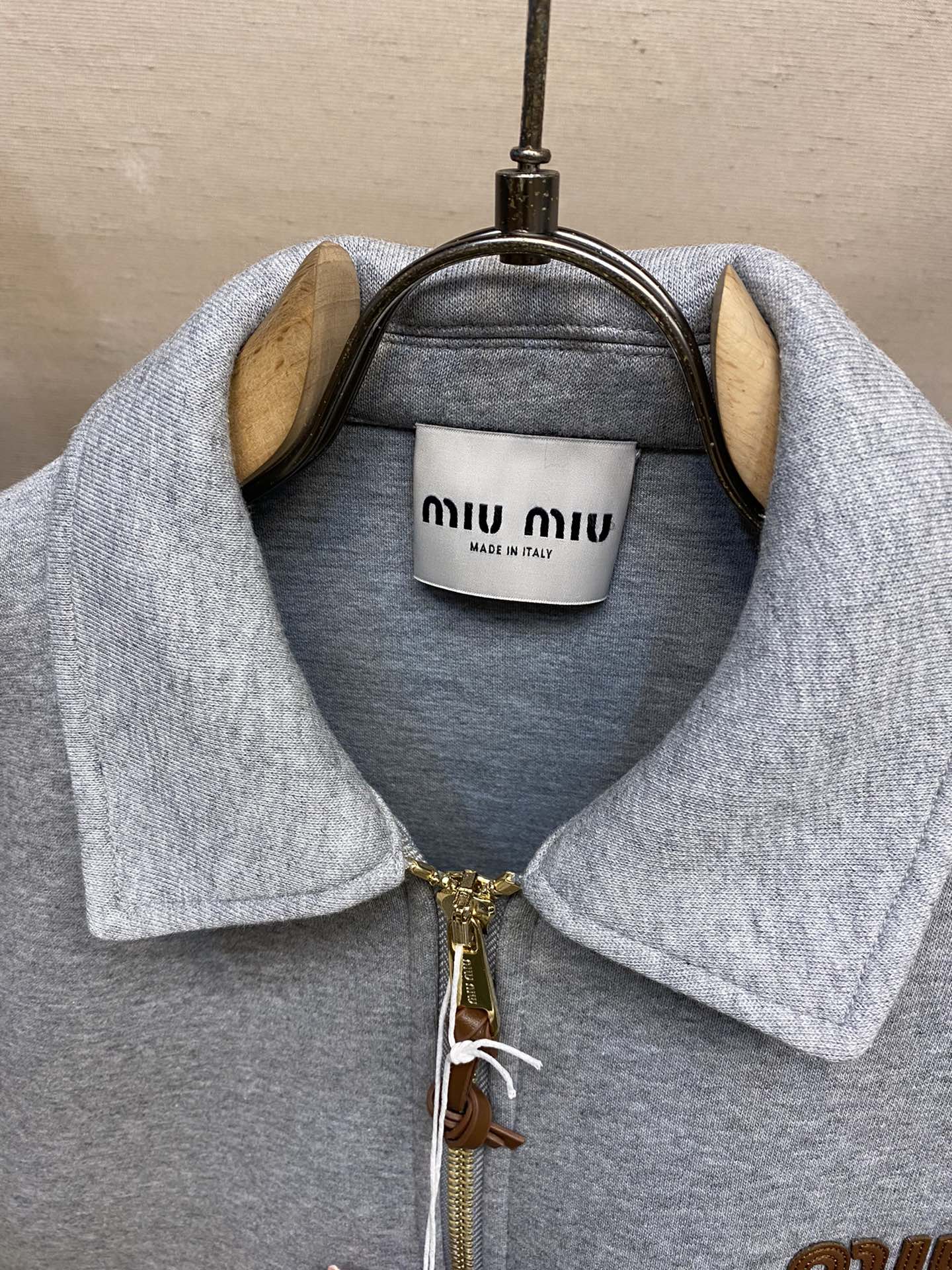 复刻Miumiu/缪缪高科技面料三层复合加厚廓形宽松版翻领夹克刺绣真皮logo字母拉锁外套真的是太懂时尚