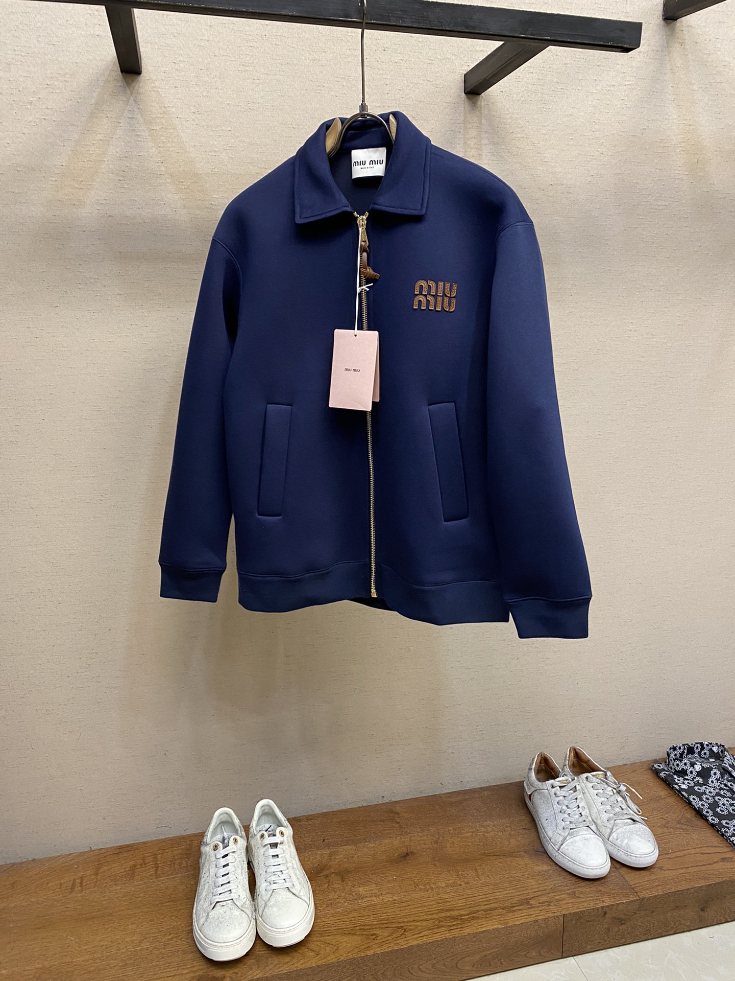 NO:530905,[Replica] Miumiu/Miao Miu High-tech fabric three-layer composite thickened silhouette loose version lapel jacket embroidered leather logo letter zipper jacket is really very fashionable #boy camp #miumiu boy #commuting the most versatile washing method is only for dry cleaning!  Size S-XL, miumiu, jackets & coats, jackets & coats, alexander wang19860909【复刻】Miumiu/缪缪 高科技面料三层复合加厚廓形宽松版翻领夹克刺绣真皮logo字母拉锁外套真的是太懂时尚了#男孩阵营 #miumiu男孩 #通勤最百搭的 洗涤方式只限干洗！ 尺码S-XL,,miumiu,jackets & coats,jackets & coats,alexander wang,Men's clothing