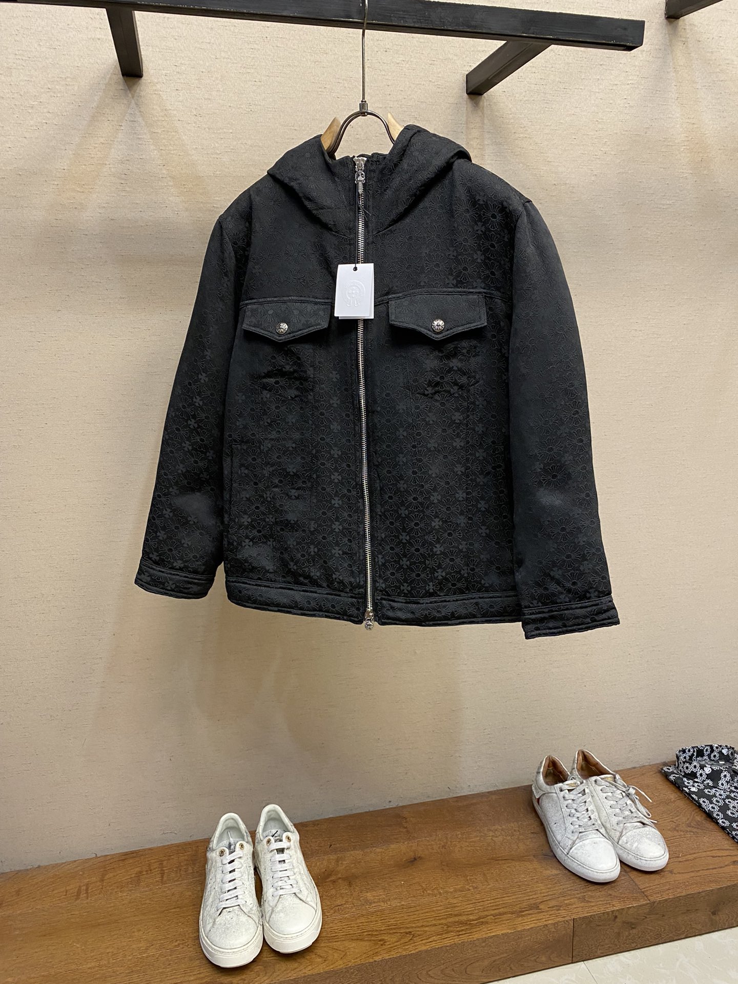 NO:626198,CH Croixin 24SS latest men's hooded denim jacquard down jacket jacket. Heavy hardware!  It has a strong sense of high-end, the fabric is comfortable and the upper body has a great fit. The accessories are all exclusively customized, warm and stylish, simple and elegant!  Selected 90% white duck down, the best choice to keep warm and keep out the cold in autumn and winter!  Sizes S-XL,,chrome hearts,jackets & coats,down jacket,hats,alexander wang19860909CH克罗心24SS最新款男士连帽牛仔提花羽绒服 外套.重工五金！高级感强 面料舒适上身版型超赞 辅料都是独家定制 保暖有型、简单大方款式！精选90白鸭绒 保暖、秋冬御寒的最佳选择！ 尺码S-XL,,chrome hearts,jackets & coats,down jacket,hats,alexander wang,Men's clothing