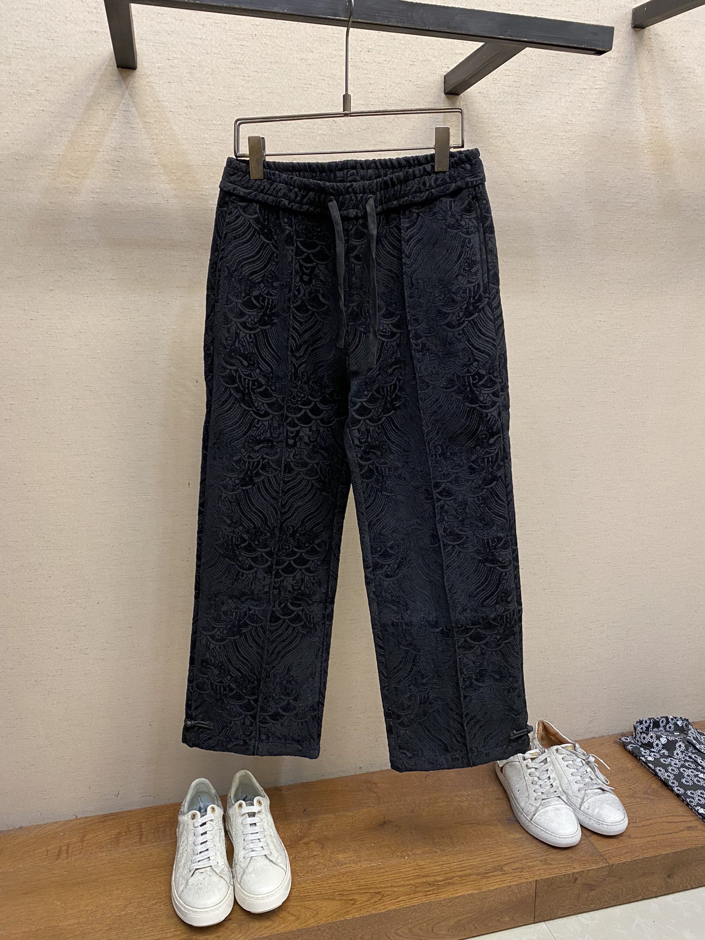 NO:613073,Versace, men's casual pants, the latest upper body style is invincible!  You can definitely close your eyes and close your eyes. This type of pants is very versatile and has an elastic waist. It can be worn in daily work and outdoor sports. It is the perfect combination of fashion, leisure and outdoor sports, so it is your best choice whether you wear it daily or outdoors. Extreme comfort and quick perspiration are the most popular focus, improving the wearing comfort. It is suitable for aerobic exercise and cross-country running. This type of running casual pants has an extremely wide range of applications, allowing you to naturally maintain your love for sports in the summer, and can also be worn in leisure life.  Size M-3xl,,versace,alexander wang19860909Versace,男士休闲裤 最新款上身版型无敌正！ 绝对可以闭眼收的一款 此款裤子非常百搭,弹力腰围,日常上班 户外运动都可以穿着,是时尚休闲与户外运动的完美结合,所以无论您平时穿或者户外穿都是您的最佳选择. 极致舒适和快速排汗是备受青睐的重点,提升穿着舒适度,适合有氧运动和越野跑条件下穿着,此款是一件适用范围极其广泛的跑步休闲裤,让你在夏天自然可以保持对运动热爱,也可以在休闲生活中穿着 尺码M-3xl,,versace,alexander wang,Men's clothing