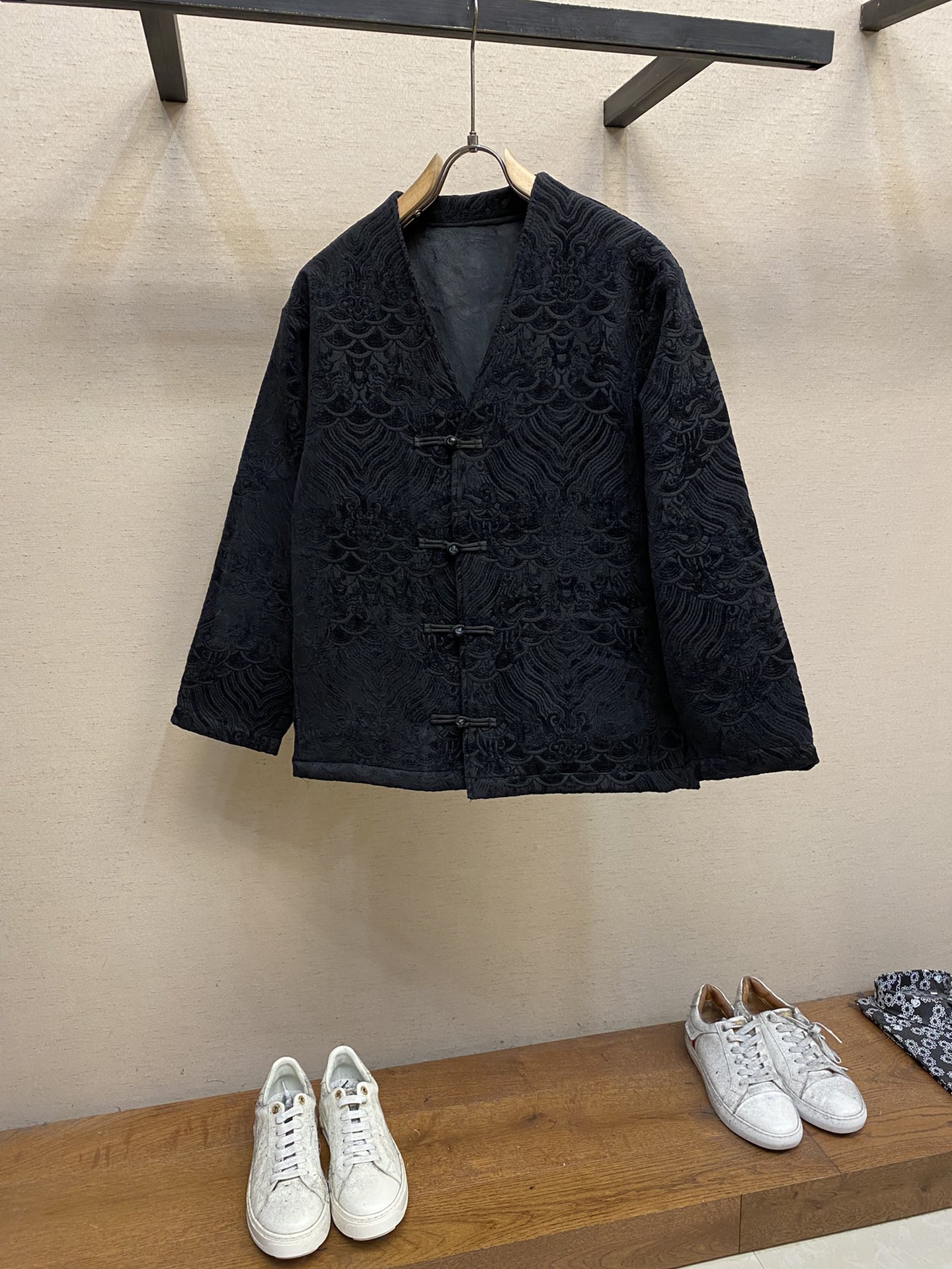 NO:613069,Versace casual V-neck cardigan jacket, highly recommended, really high-end, slightly loose and slim fit, top version, with a natural big-name temperament, you can feel its texture when you hold it in your hand. All high-weight cotton yarns are color-matched and dyed to ensure no color difference; it is tight and textured, durable and does not deform easily and is not easy to pill. It also has a soft and warm comfort. It does not tie up when worn alone. If you want a layered look, you can wear it with a shirt, T-shirt or sweater!  Size M-3xl,,versace,jackets & coats,sweaters,shirts,tees,t-shirt,alexander wang19860909Versace 休闲V领开衫外套,重磅推荐的,真的很高级,微宽松修身版型 顶级版本,天生的大牌气质,拿到手里就能感受出它的质感全部对色定染高克重棉纱线,确保无色差；紧实又有质感,耐穿不变形不易起球,也具有柔软保暖的舒适感,单穿也不扎,想要层次感里面可以内搭衬衫T恤毛衣都可以！ 尺码M-3xl,,versace,jackets & coats,sweaters,shirts,tees，t-shirt,alexander wang,Men's clothing