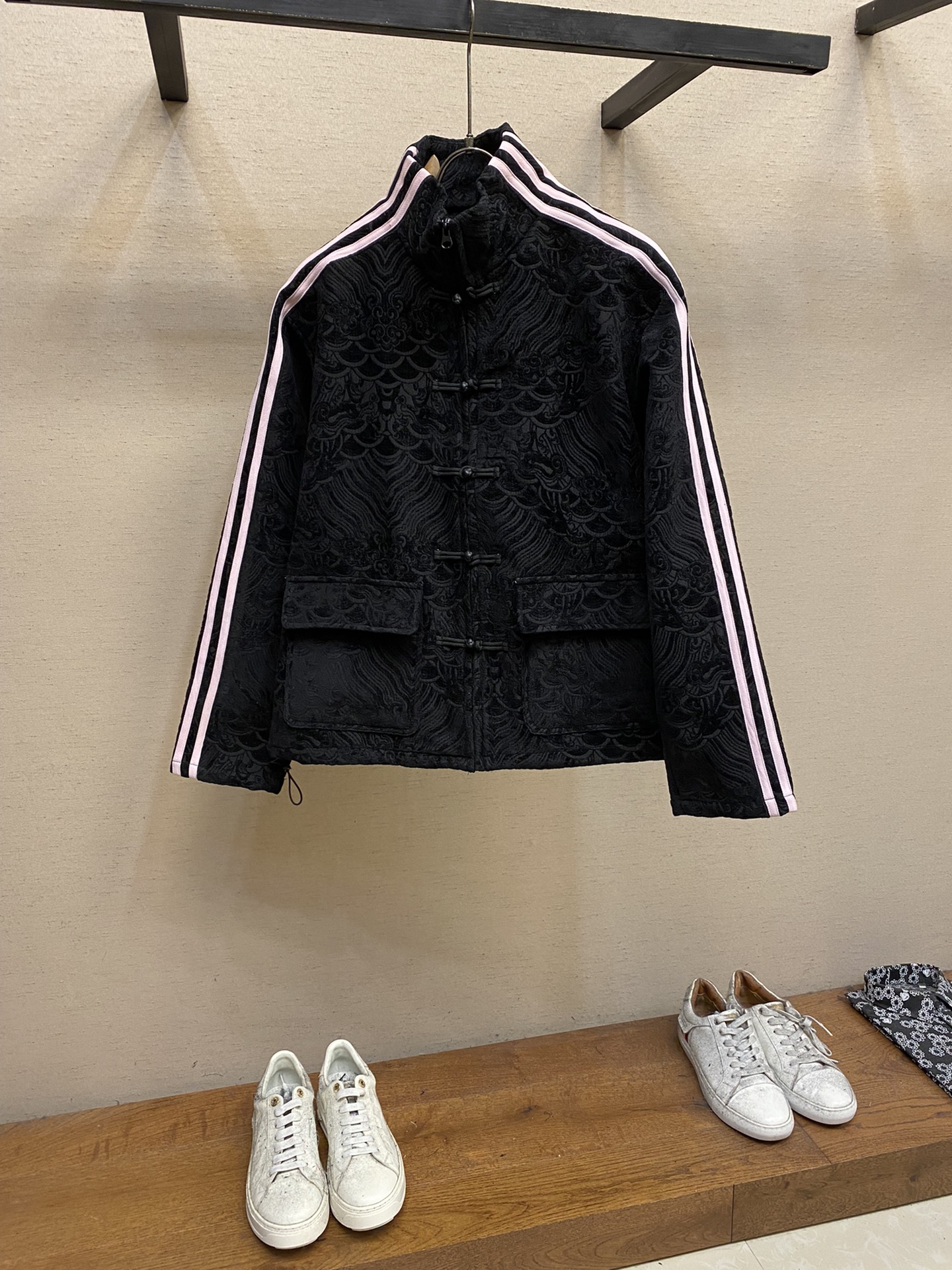 NO:613077,Versace, casual stand-up collar jacket, highly recommended, really high-end, slightly loose and slim fit, top version, with a natural big-name temperament, you can feel its texture when you hold it in your hand. All high-weight cotton yarns are color-matched and dyed to ensure no color difference; it is firm and textured, durable and does not deform easily and is not prone to pilling. It also has a soft and warm comfort. It does not tie up when worn alone. If you want a layered look, you can wear it with a shirt, T-shirt or sweater!  Size M-3xl,,versace,jackets & coats,jackets & coats,sweaters,shirts,tees,t-shirt,alexander wang19860909Versace,休闲立领夹克外套,重磅推荐的,真的很高级,微宽松修身版型 顶级版本,天生的大牌气质,拿到手里就能感受出它的质感全部对色定染高克重棉纱线,确保无色差；紧实又有质感,耐穿不变形不易起球,也具有柔软保暖的舒适感,单穿也不扎,想要层次感里面可以内搭衬衫T恤毛衣都可以！ 尺码M-3xl,,versace,jackets & coats,jackets & coats,sweaters,shirts,tees，t-shirt,alexander wang,Men's clothing