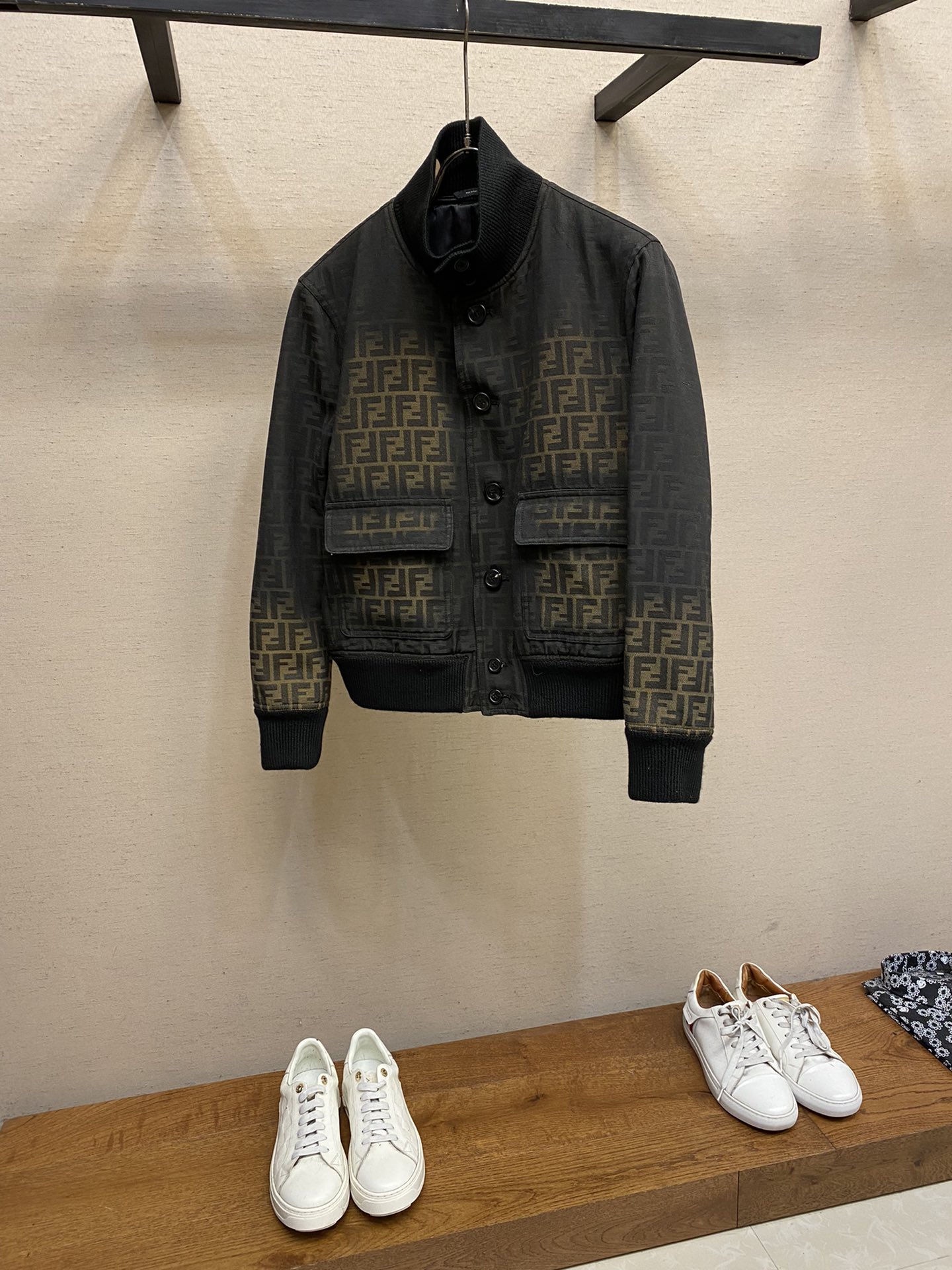 NO:650488,[High-end customization, only exchange code] Fendi, FD Lee Min Ho's same style. Available from stock at the counter for 2.5w. Purchased and developed. Customized 1000 meters of black FF jacquard fabric with oily edges. Thin cotton. Can be worn at about 10 degrees. The lining is cupro fiber. One piece of clothing requires 10 custom molded horn buttons. The texture of each horn button will be different. Don't say there is a problem with the buttons due to natural cracks. The threads and collar are made of 100% wool.  Slim fit size 48-56, fendi, alexander wang19860909【高端定制,只可换码】 Fendi、FD 李敏镐同款 现货供应专柜2.5w购入开发 定制1000米黑色FF提花布料,树膏皮油边.夹薄棉 10度左右可穿.里布为铜氨纤维 一件衣服需要10颗定制开模牛角扣 每颗牛角扣纹路会有不同 天然裂纹不要再说扣子有问题了螺纹跟领口都是百分百羊毛成分 修身版型  尺码48-56,,fendi,alexander wang,Men's clothing