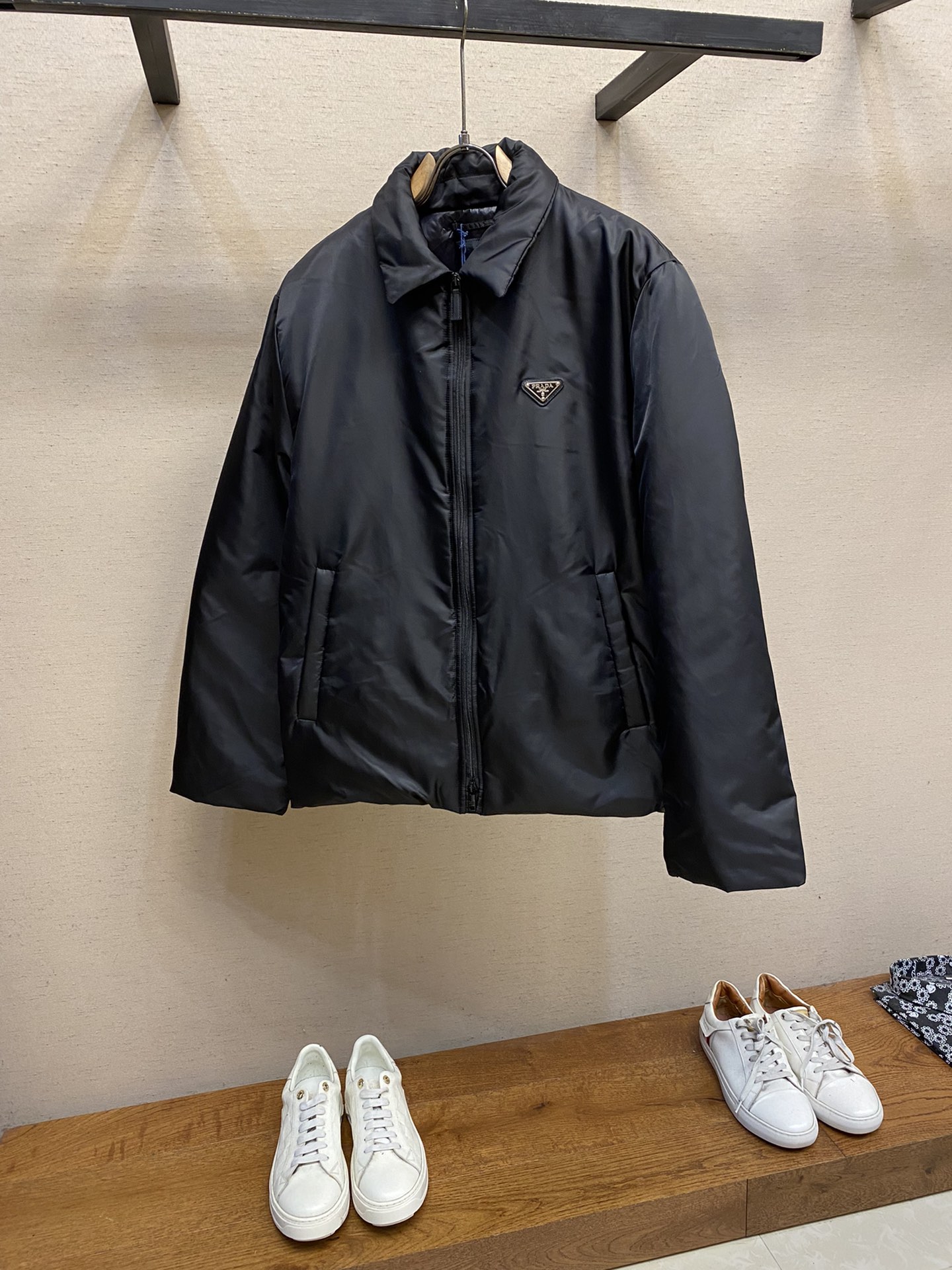 NO:530913,Prada PRADA Li Xian same style recycled nylon down jacket Original version was purchased in Hangzhou Hubin in77 counter. Made of recycled yarn. It is different from the bird brand's hard shell. It is softer. The same material on the surface. It has a very strong sense of function. Classic triangle logo on the chest. The inner workmanship is extremely complex and fine, and the needle and thread are excellent. Inner bag. Labeling. Shirt-style collar. Straight sleeves. Zipper opening and closing. Zipper inlay bag. Straight cuffs. Shoulder. Straight bottom edge. All are made one-to-one according to the original version. The tags, wash marks, air eyes, four-fold buckles, chest marks. They are all customized with the original version. Size S-XL,,prada,prada, jackets & coats,shirts,down jacket,alexander wang19860909Prada 普拉达 PRADA 李现同款 再生尼龙羽绒夹克 原版购于杭州湖滨in77专柜 采用再生纱线制成 区别于鸟牌的硬壳 更加柔软 面里同料 机能感非常强 胸口经典三角徽标 内里做工极其复杂精细、一针一线做工精良 里袋 贴标 衬衫式衣领 直筒衣袖 拉链开合 拉链嵌线袋 直筒袖口 落肩 平直底边 皆按照原版一比一打造 所用吊牌、洗水唛、气眼、四合扣、胸标、皆用原版一比一开模定制 尺码S-XL,,prada,prada,jackets & coats,shirts,down jacket,alexander wang,Men's clothing