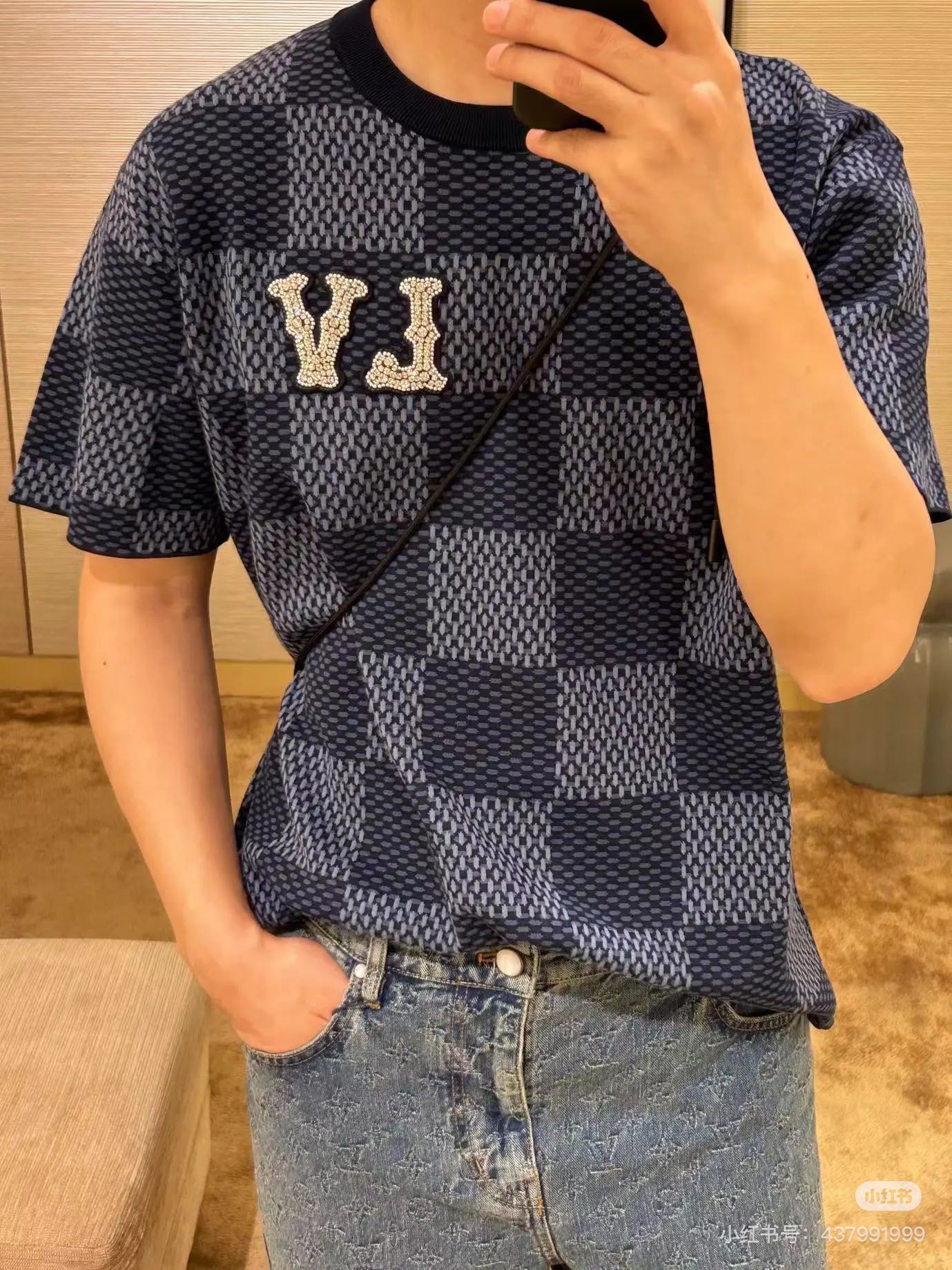 NO:127618,1V checkerboard diamond decoration cotton knitted short-sleeved T-shirt. The wool material is tested according to the original yarn and is made of customized high-quality cotton yarn. We have many custom-made cotton yarn processing steps, and we need to spin the raw material core, and the machine is hooked and the raw material core is penetrated!  After doing the dyeing, you can only find a high-temperature cylinder for the dyeing tank. If the temperature is not enough, the yarn will be dyed unevenly!  It takes several hours to dry out for low temperature, and the temperature is too high and it is scrapped directly; after dyeing, the hair can only be beaten slowly, and the fast machine is prone to the problem of thick and thin hair horizontal bars. The weaving sheets are made of imported machines for parallel average speed knitting. Each piece takes 270 minutes, and the knot-free rate reaches 95. Size S-XL, T-shirt,tees, t-shirt,alexander wang198609091V棋盘格钻饰棉质针织短袖T恤.毛料根据原版纱线进行检测,采用定做的高品棉纱纱线,我们定做的棉纱做工工序多,需要纺出原料芯,在进行二次加工上机勾纱,穿原料芯！做完在进行染色,染色缸只能找高温缸,温度不够纱会染色不均匀！出来进行烘干要低温烘干需要几个小时,温度太高直接报废；染完色进行打毛只能慢机打,打快机容易出现粗细毛横杠的问题.织片采用进口机进行平行均速编织,每件耗时270分钟,无结头率高达到95.尺码S-XL,,T-shirt,tees，t-shirt,alexander wang,Men's clothing