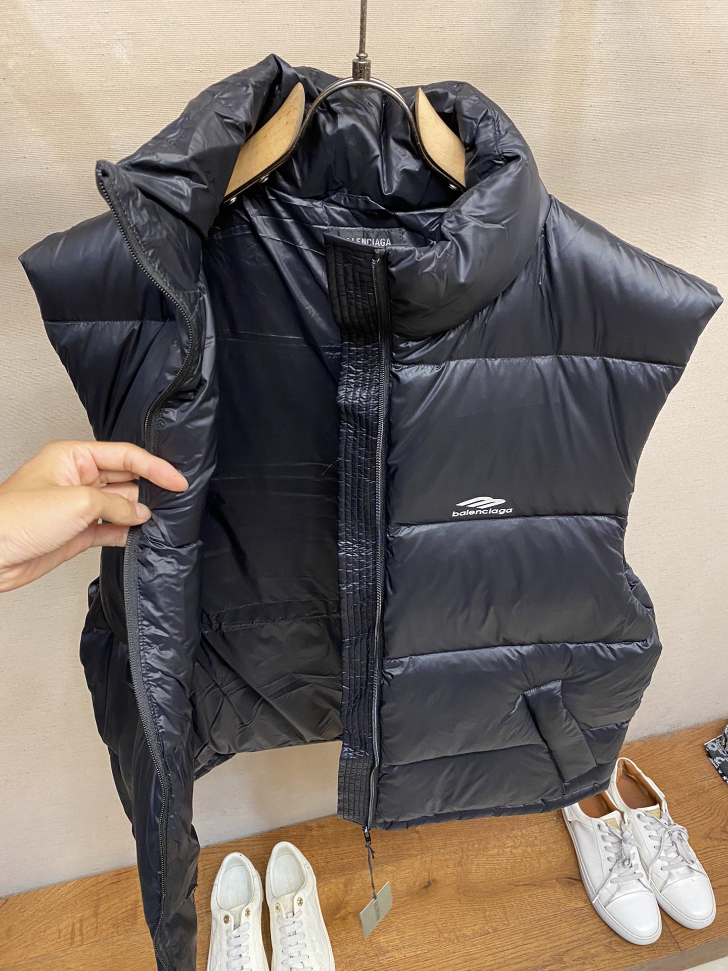 Balenciaga3B滑雪羽绒马甲产品细节1.技术防撕裂面料采用了技术防撕裂面料确保了衣物在滑雪等户外