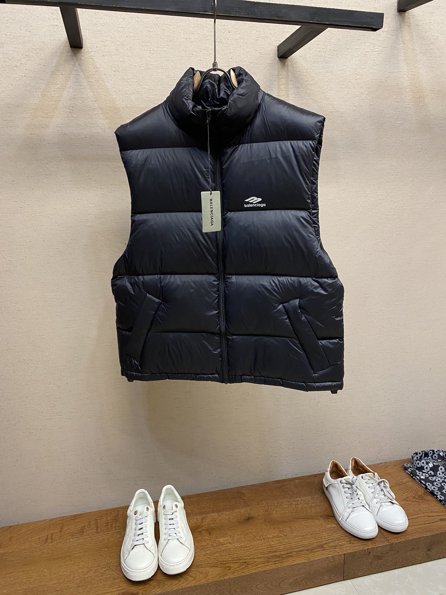 Balenciaga3B滑雪羽绒马甲产品细节1.技术防撕裂面料采用了技术防撕裂面料确保了衣物在滑雪等户外