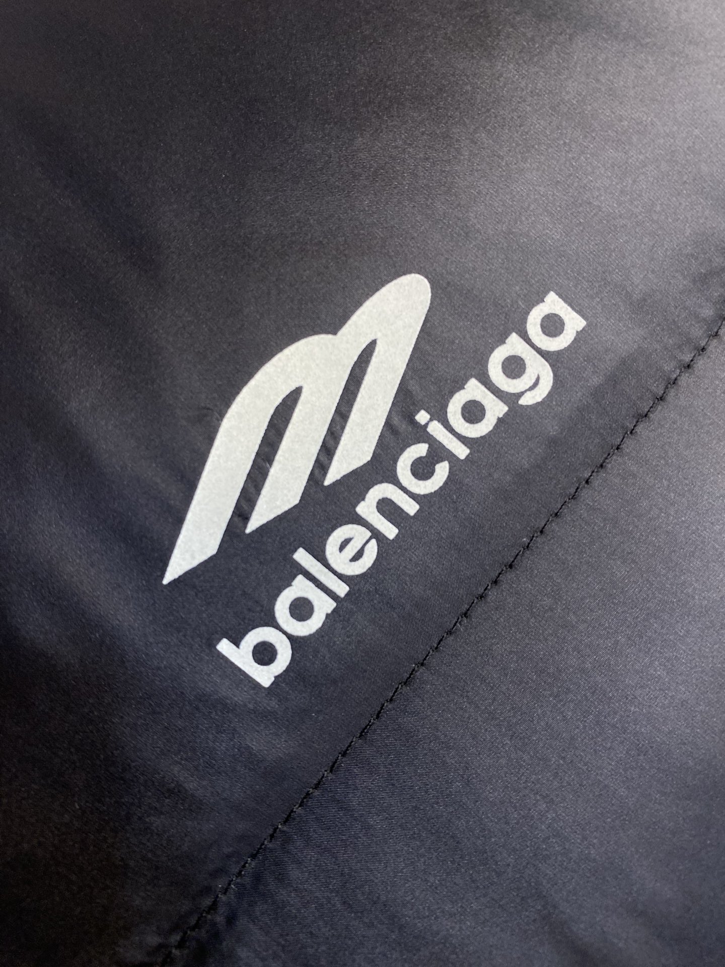 Balenciaga3B滑雪羽绒马甲产品细节1.技术防撕裂面料采用了技术防撕裂面料确保了衣物在滑雪等户外