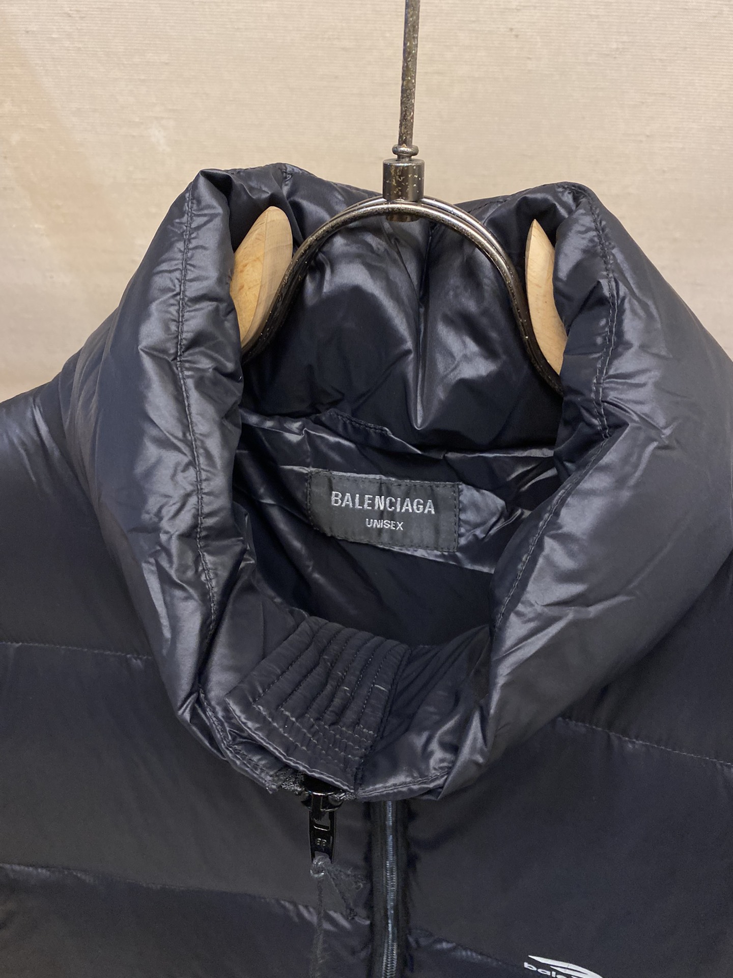 Balenciaga3B滑雪羽绒马甲产品细节1.技术防撕裂面料采用了技术防撕裂面料确保了衣物在滑雪等户外