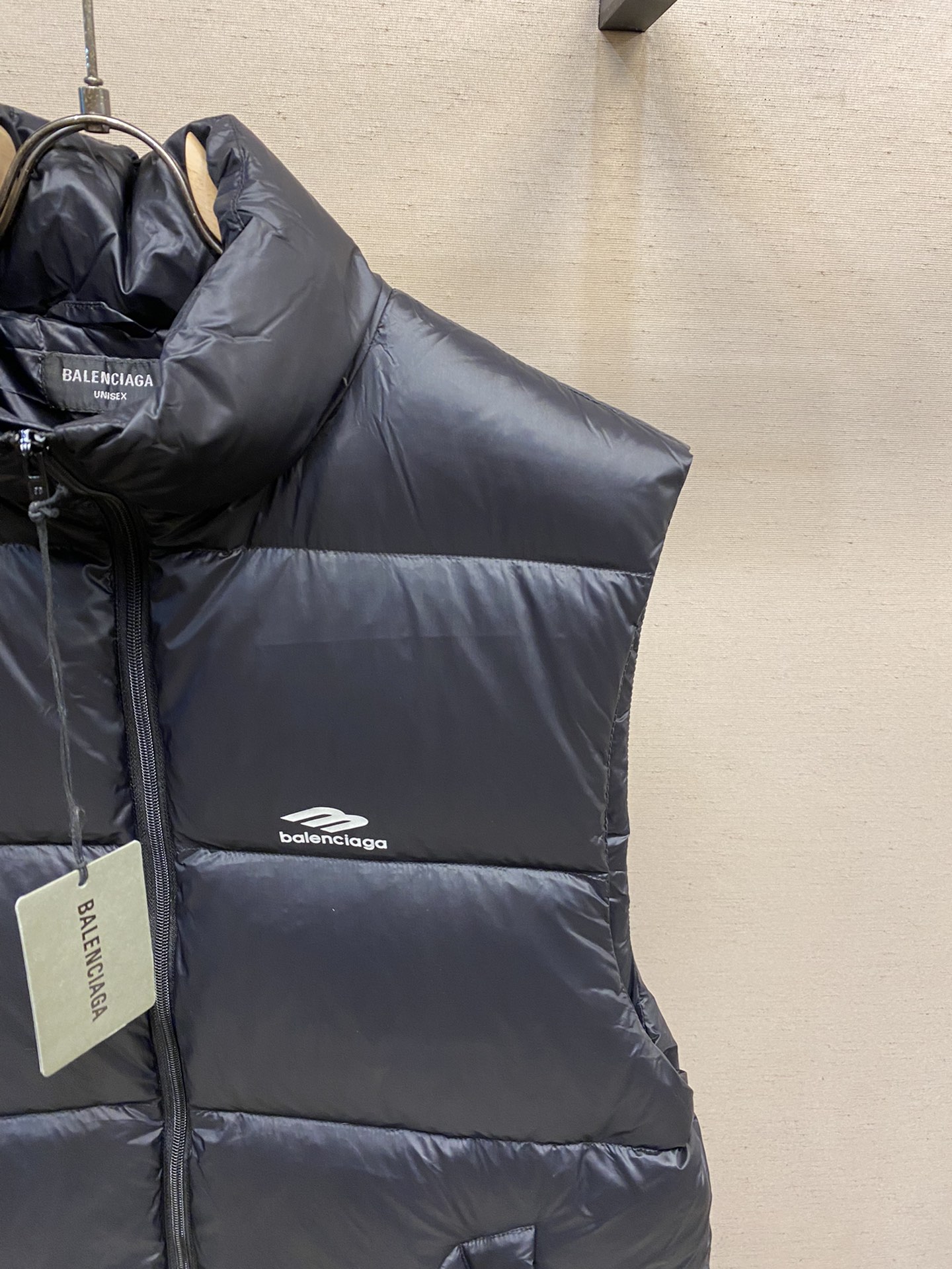 Balenciaga3B滑雪羽绒马甲产品细节1.技术防撕裂面料采用了技术防撕裂面料确保了衣物在滑雪等户外