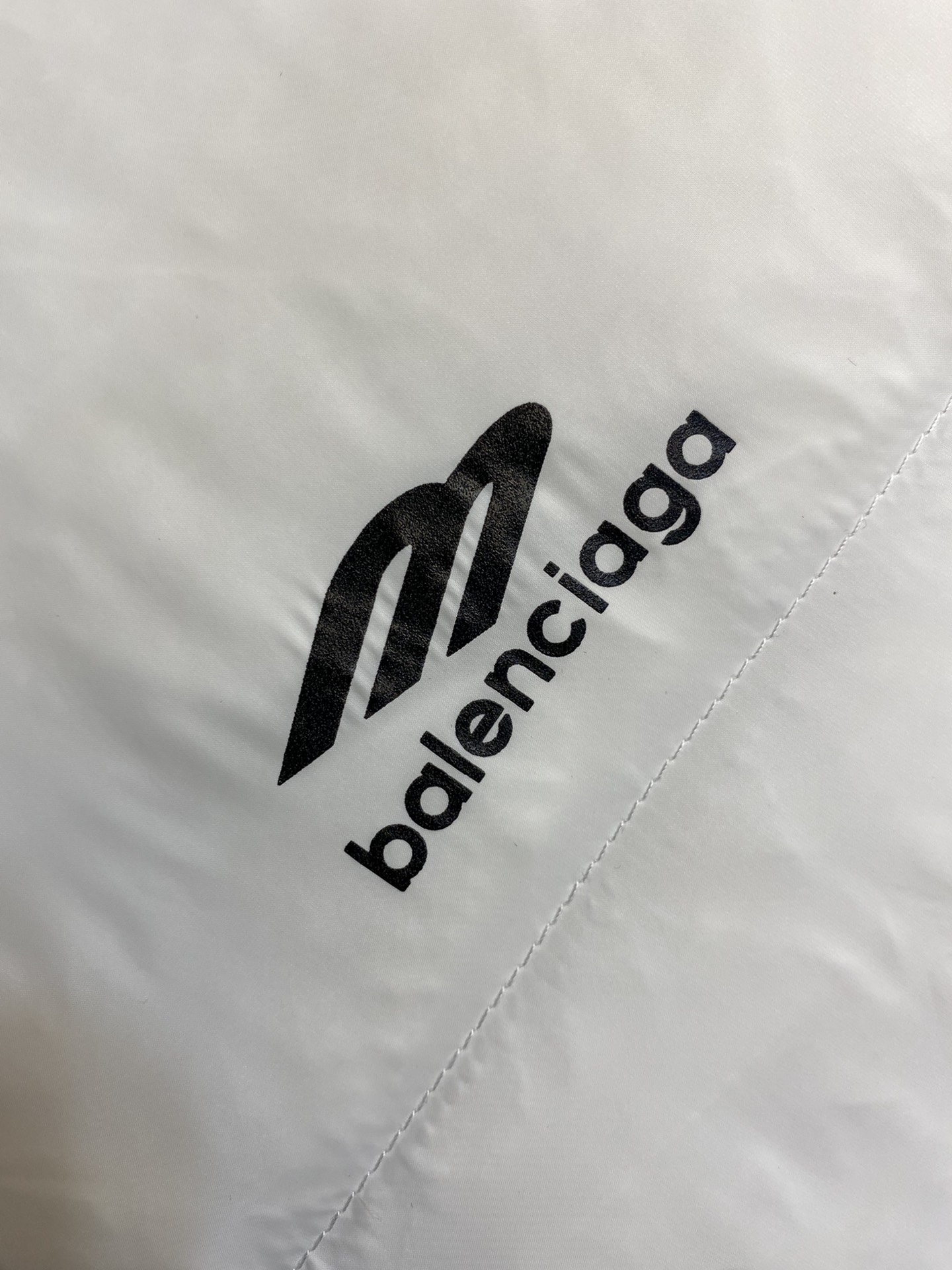 Balenciaga3B滑雪羽绒马甲产品细节1.技术防撕裂面料采用了技术防撕裂面料确保了衣物在滑雪等户外