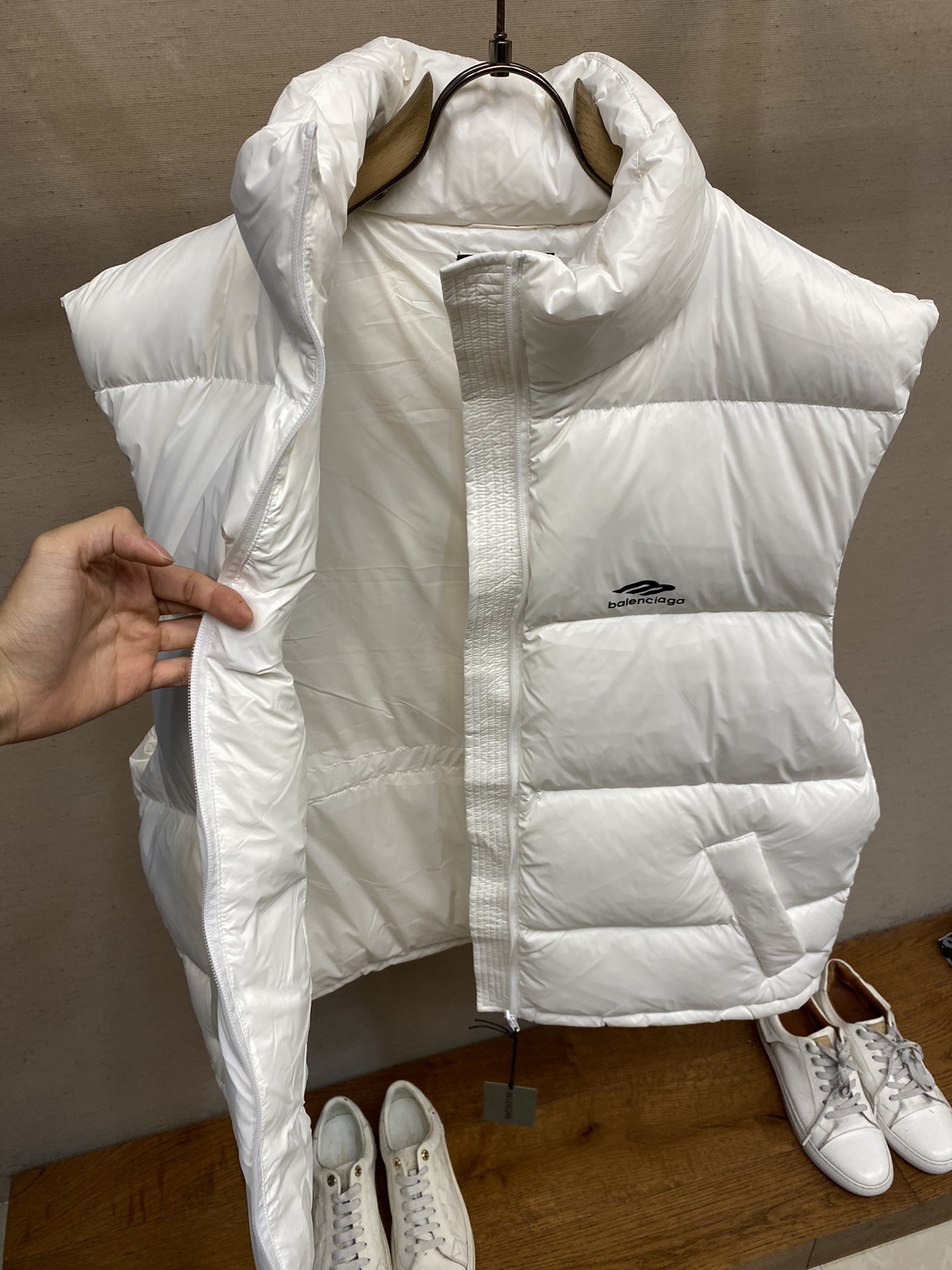 Balenciaga3B滑雪羽绒马甲产品细节1.技术防撕裂面料采用了技术防撕裂面料确保了衣物在滑雪等户外