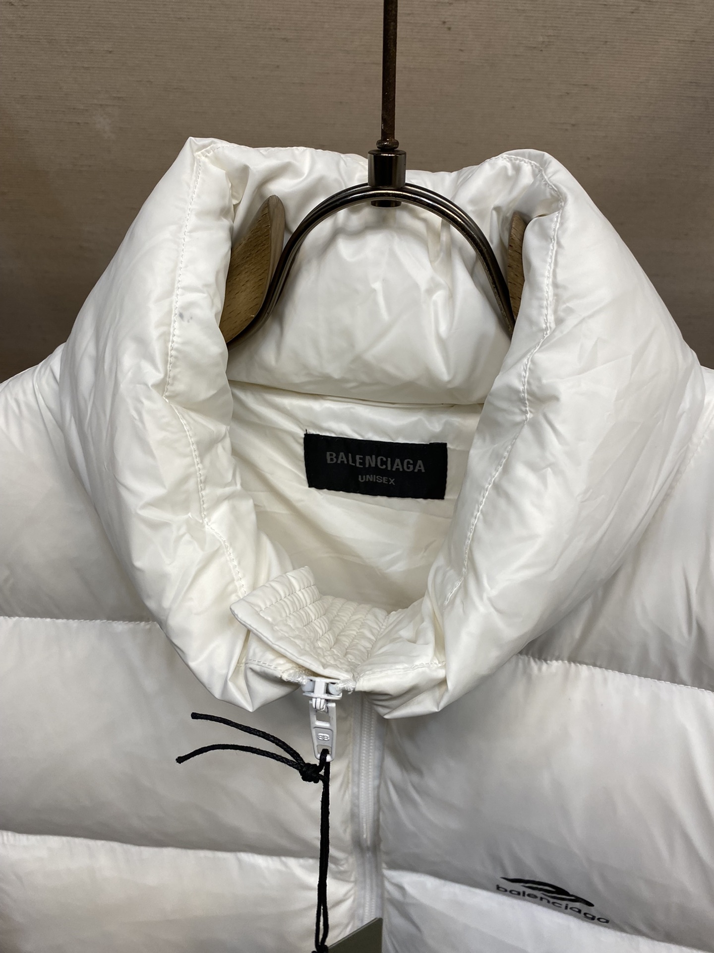 Balenciaga3B滑雪羽绒马甲产品细节1.技术防撕裂面料采用了技术防撕裂面料确保了衣物在滑雪等户外