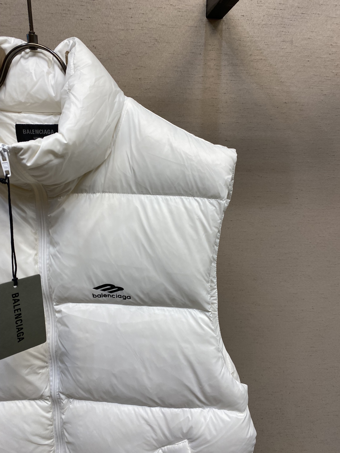 Balenciaga3B滑雪羽绒马甲产品细节1.技术防撕裂面料采用了技术防撕裂面料确保了衣物在滑雪等户外