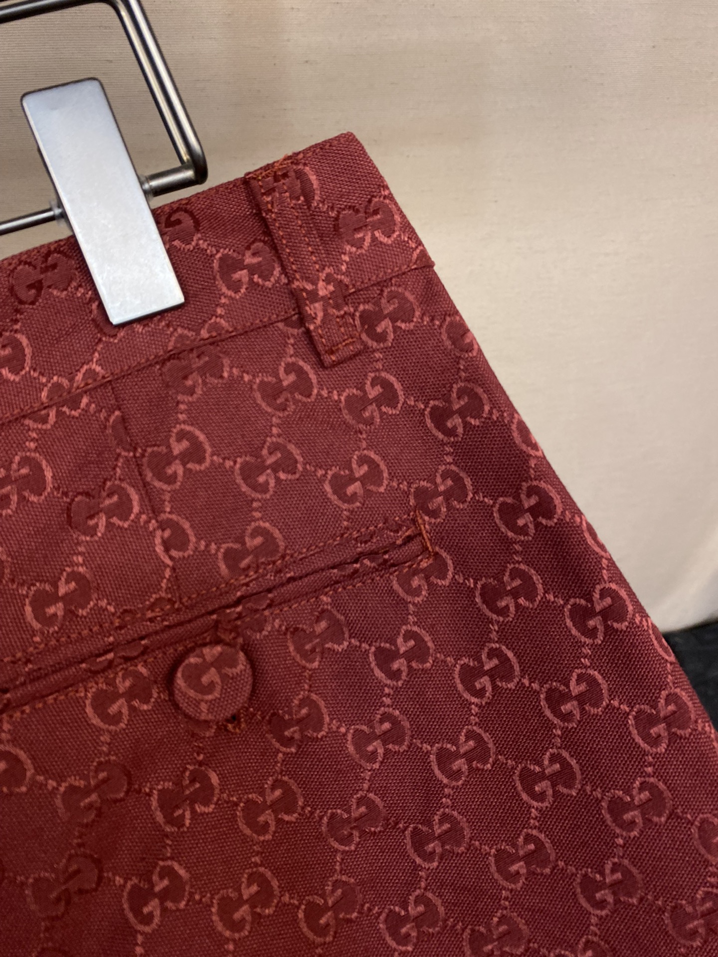 GucciG家24ss新款早秋系列以现代视角焕新诠释品牌经典设计元素和精致图案这款长裤甄选GucciRo