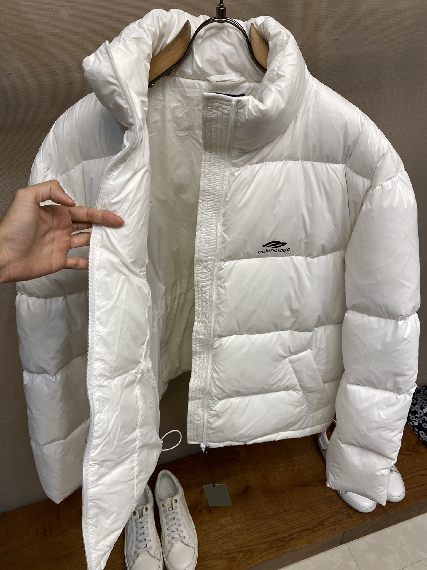 Balenciaga3B滑雪羽绒服产品细节1.技术防撕裂面料采用了技术防撕裂面料确保了衣物在滑雪等户外运