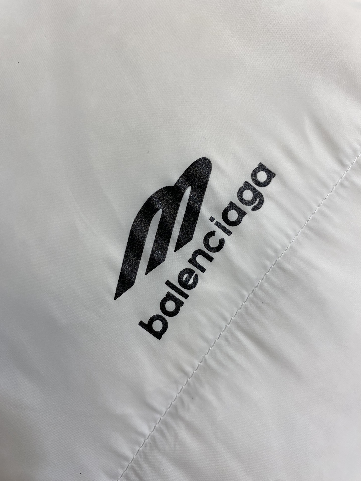 Balenciaga3B滑雪羽绒服产品细节1.技术防撕裂面料采用了技术防撕裂面料确保了衣物在滑雪等户外运