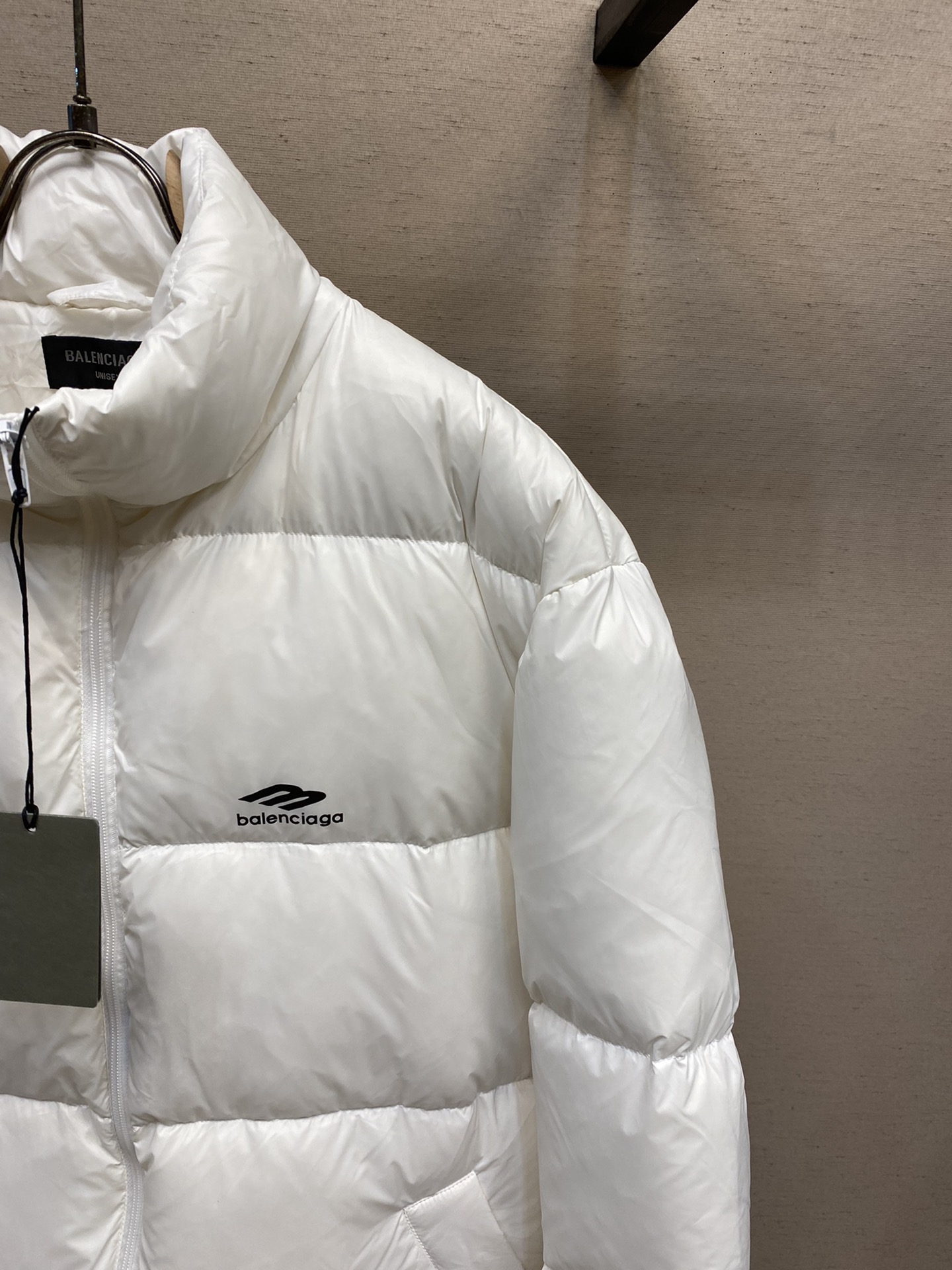 Balenciaga3B滑雪羽绒服产品细节1.技术防撕裂面料采用了技术防撕裂面料确保了衣物在滑雪等户外运