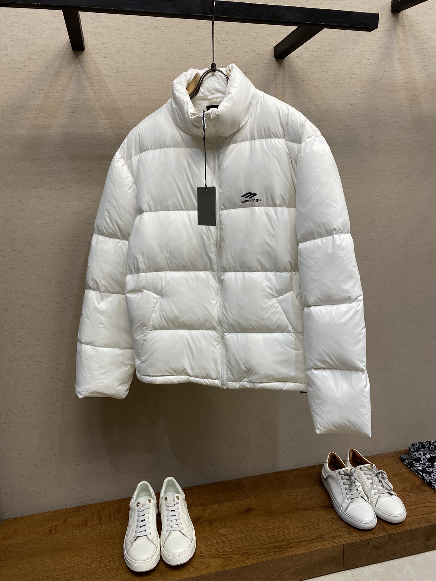 Balenciaga3B滑雪羽绒服产品细节1.技术防撕裂面料采用了技术防撕裂面料确保了衣物在滑雪等户外运