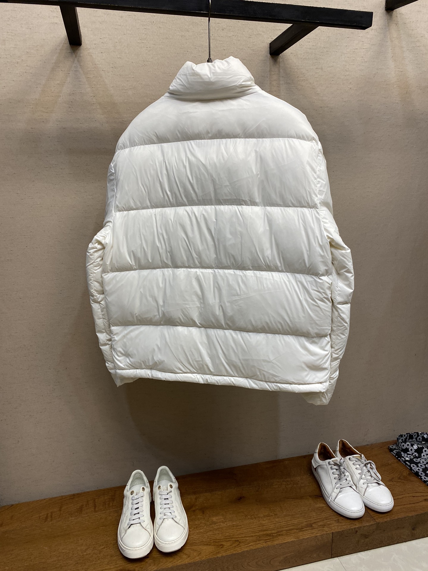 Balenciaga3B滑雪羽绒服产品细节1.技术防撕裂面料采用了技术防撕裂面料确保了衣物在滑雪等户外运