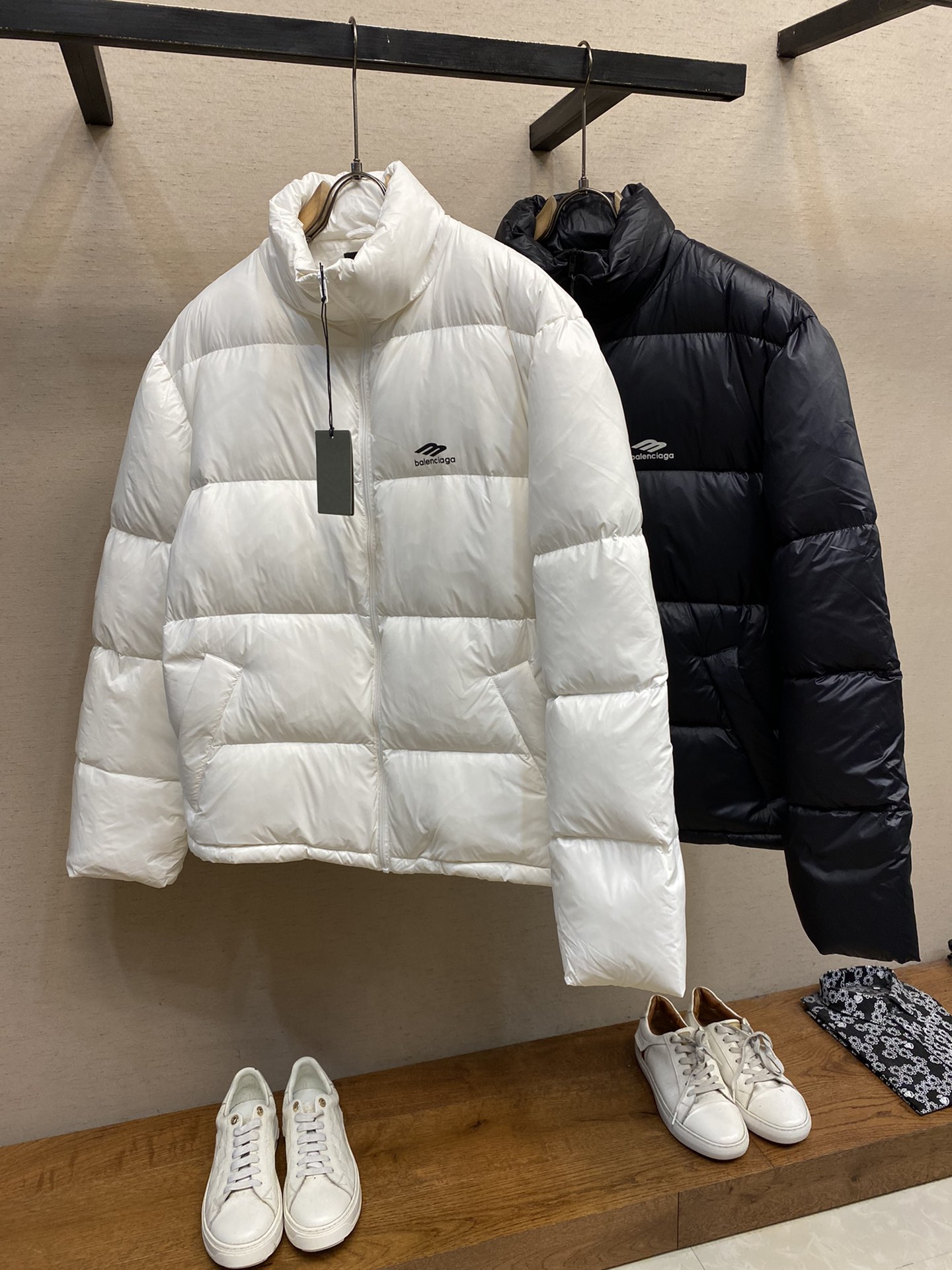 Balenciaga3B滑雪羽绒服产品细节1.技术防撕裂面料采用了技术防撕裂面料确保了衣物在滑雪等户外运