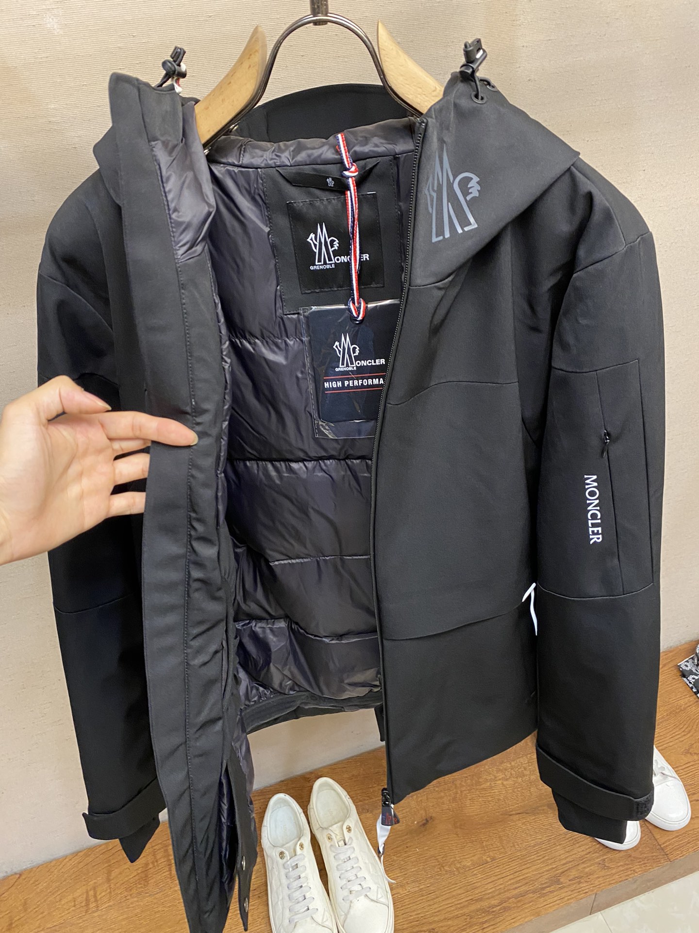 MonclerMON连帽滑雪字母logo3M反光羽绒服面料选用的是隔离水分子全压胶的客供进口面料软软质感