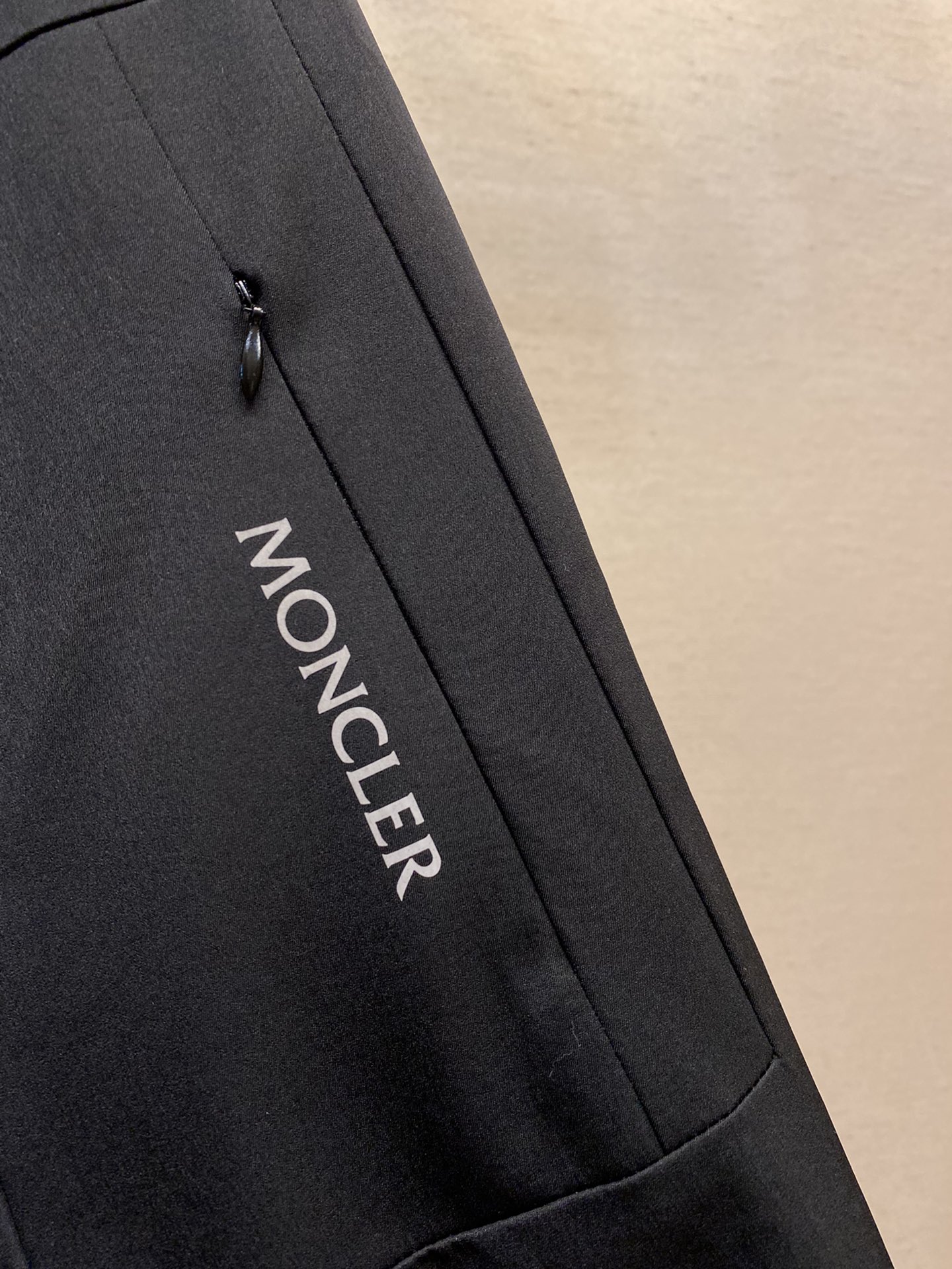 MonclerMON连帽滑雪字母logo3M反光羽绒服面料选用的是隔离水分子全压胶的客供进口面料软软质感