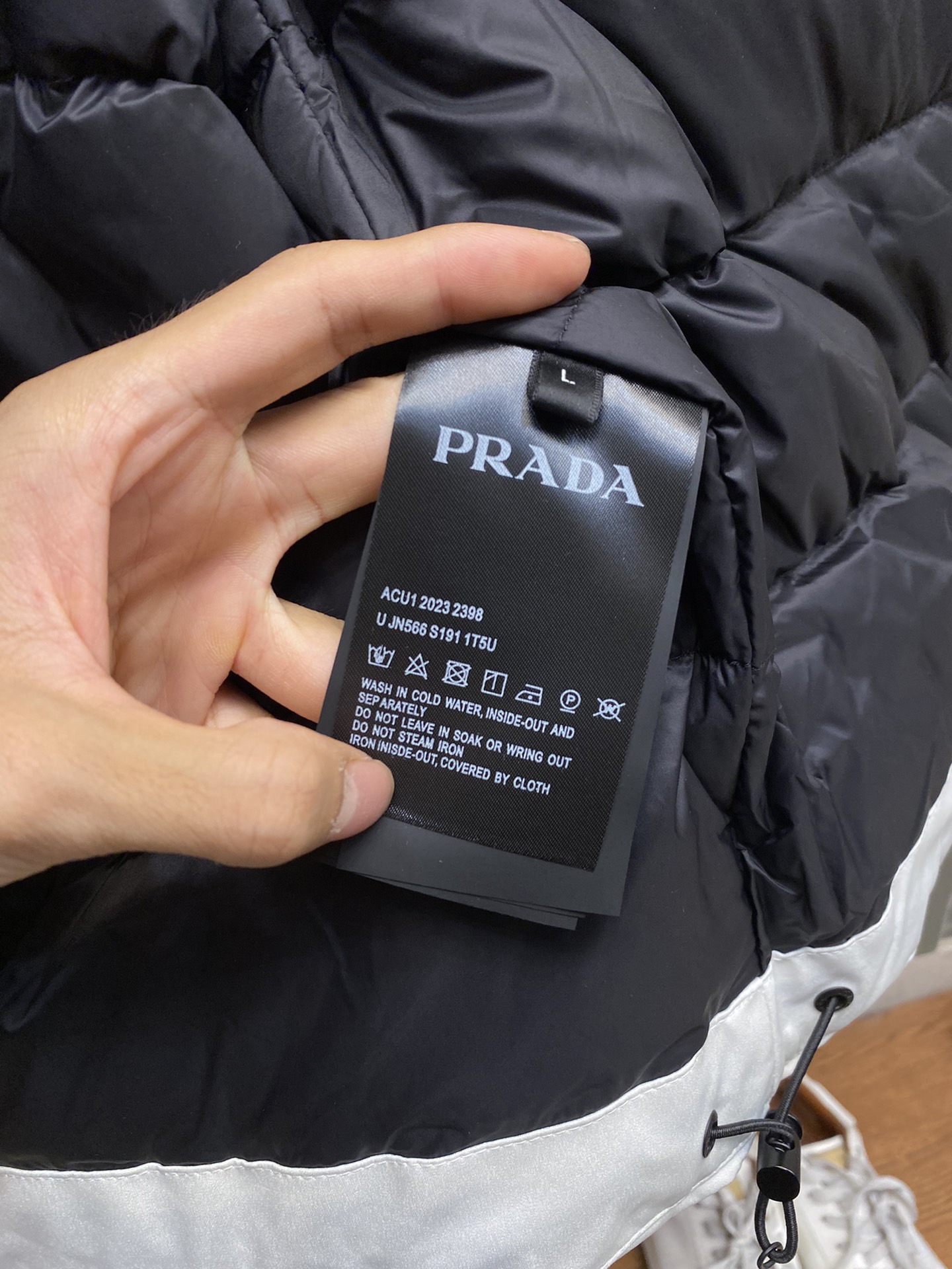 Prada滑雪服男女同款现货Prad*织物面料夹克长红标男士顶级户外型设计防水连帽羽绒服保暖外套！滑雪️