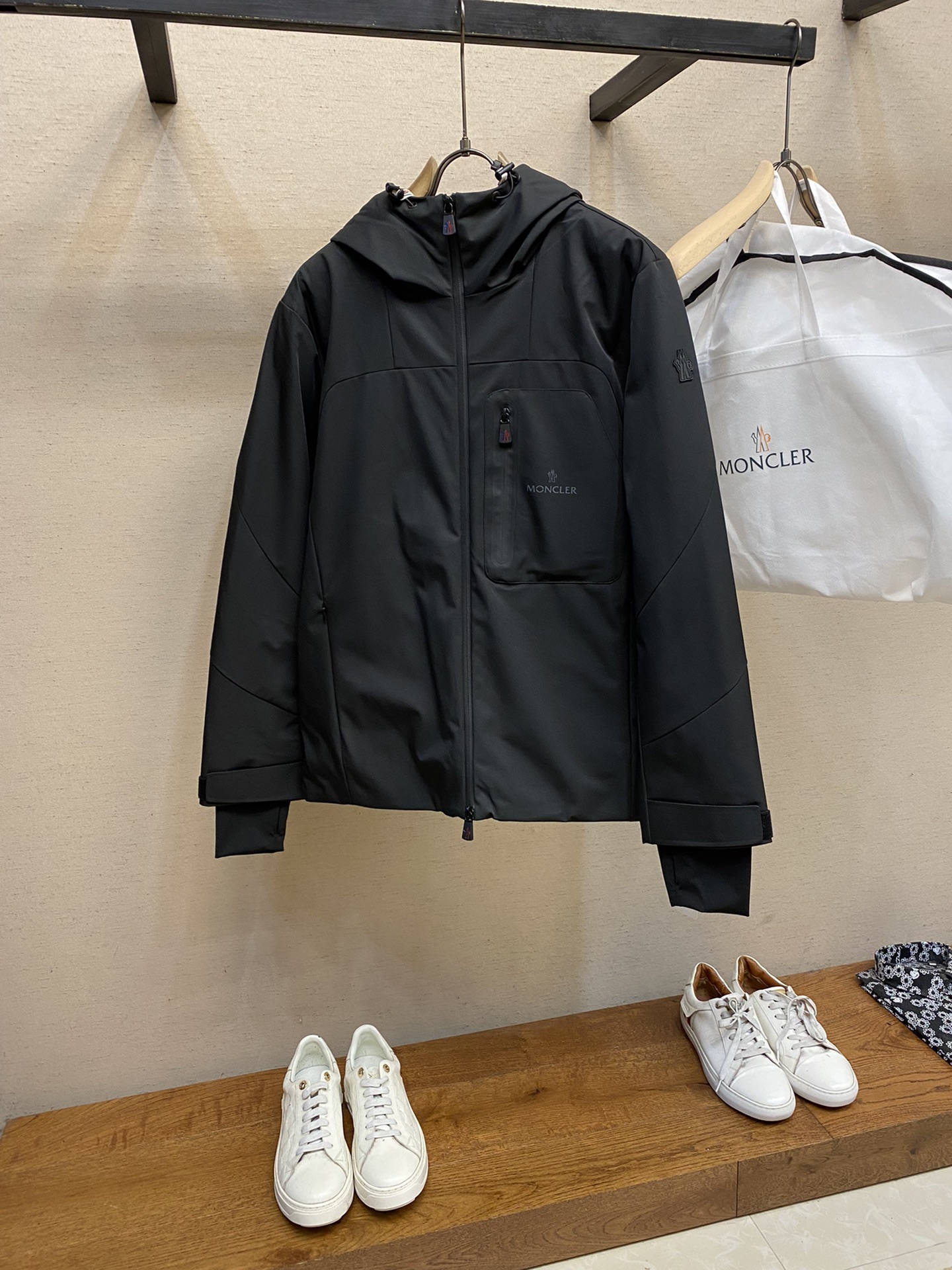 MonclerMON冬季新品男款保暖压胶工艺面料滑雪休闲羽绒服外套出自一线代工出品简约干练连帽羽绒夹克款