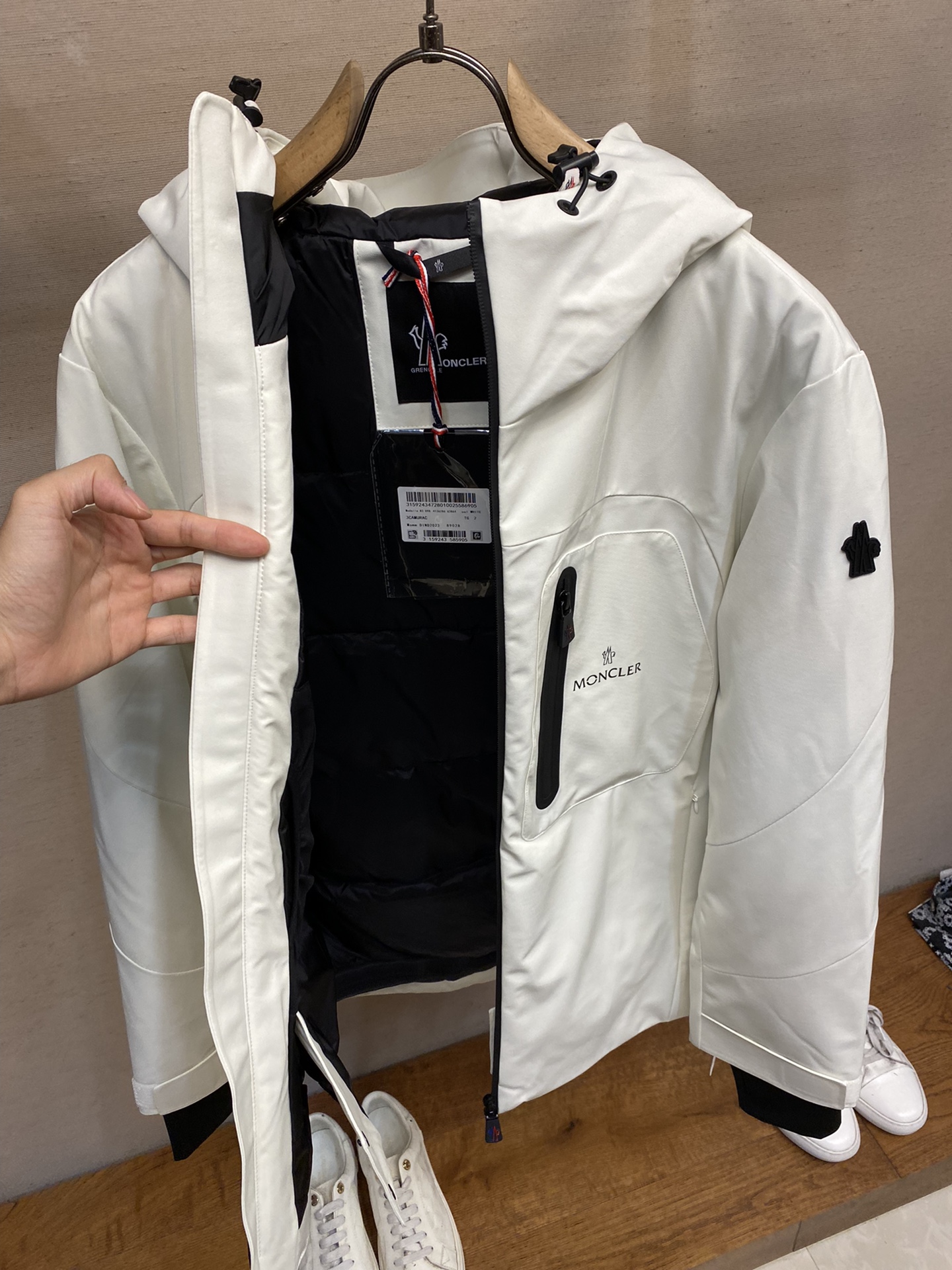 MonclerMON冬季新品男款保暖压胶工艺面料滑雪休闲羽绒服外套出自一线代工出品简约干练连帽羽绒夹克款