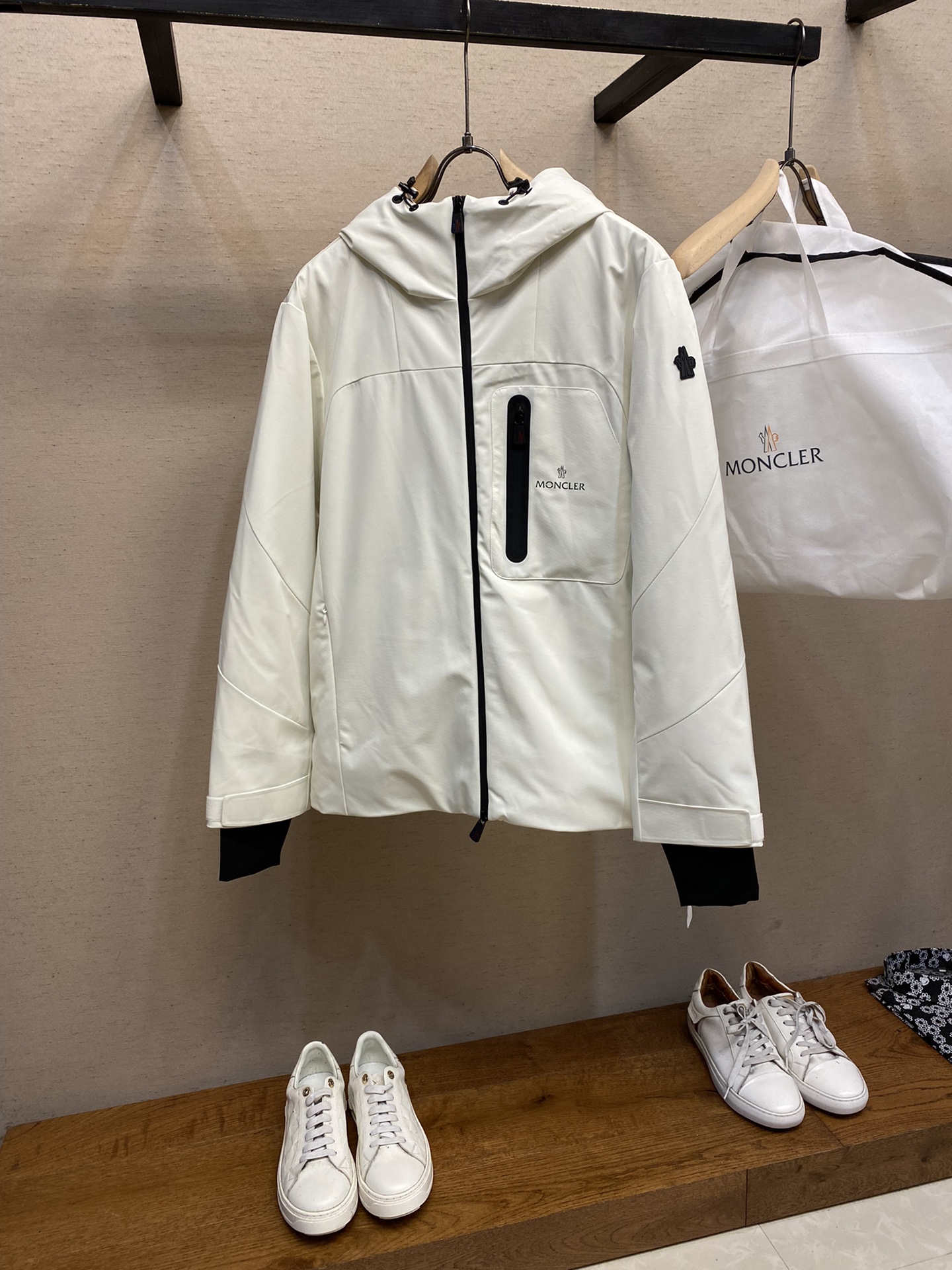 MonclerMON冬季新品男款保暖压胶工艺面料滑雪休闲羽绒服外套出自一线代工出品简约干练连帽羽绒夹克款