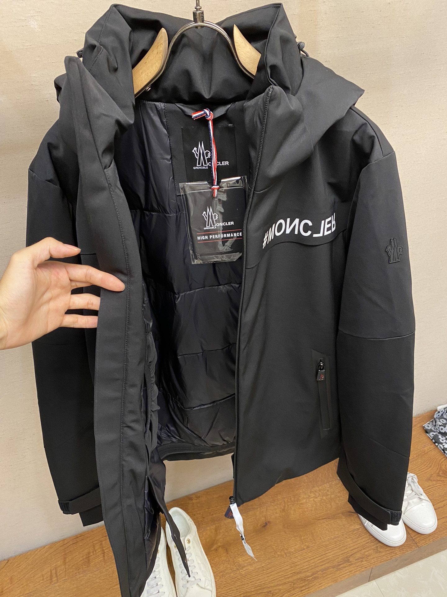 MonclerMon*lerGrenble压胶滑雪羽绒服彰显造型气质的不朽传奇.极致款的休闲户外型羽绒服