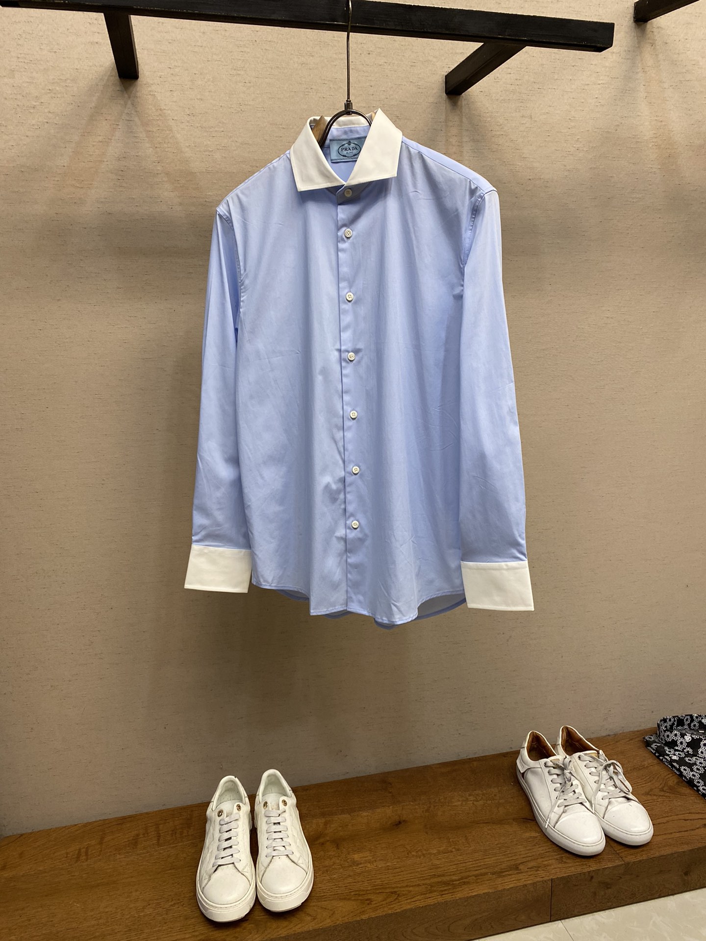 新款 🌟🌟Prada🌾、时尚简约长袖衬衫，本款轻盈棉质衬衣采用全棉质地面料，经典简约设计搭配，清爽色调，