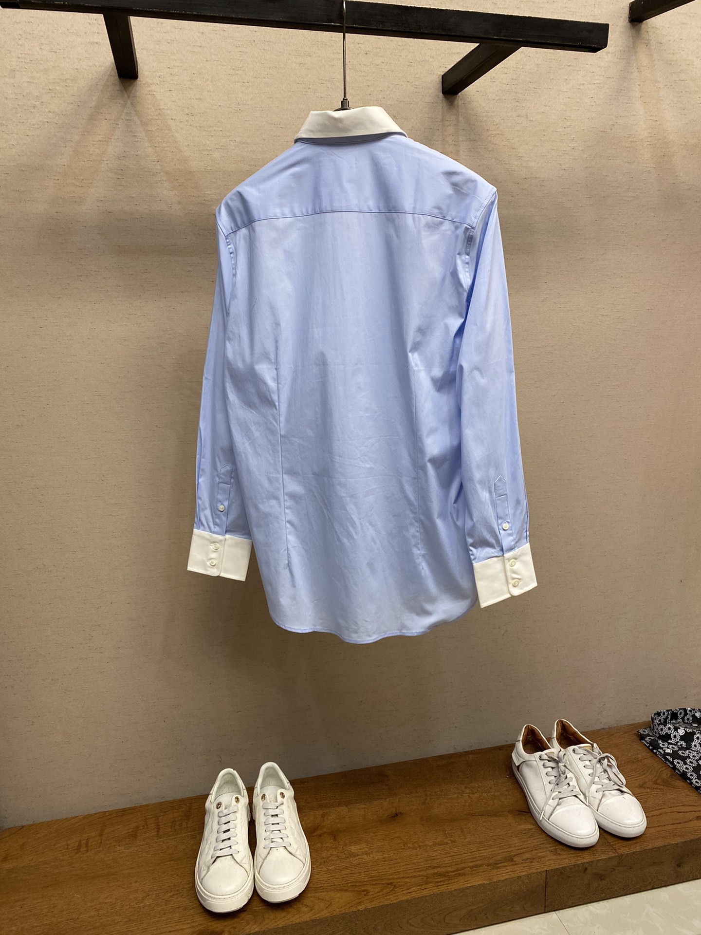 新款 🌟🌟Prada🌾、时尚简约长袖衬衫，本款轻盈棉质衬衣采用全棉质地面料，经典简约设计搭配，清爽色调，