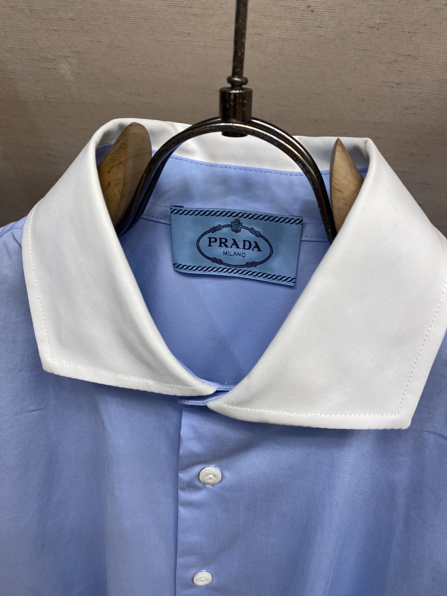 新款 🌟🌟Prada🌾、时尚简约长袖衬衫，本款轻盈棉质衬衣采用全棉质地面料，经典简约设计搭配，清爽色调，