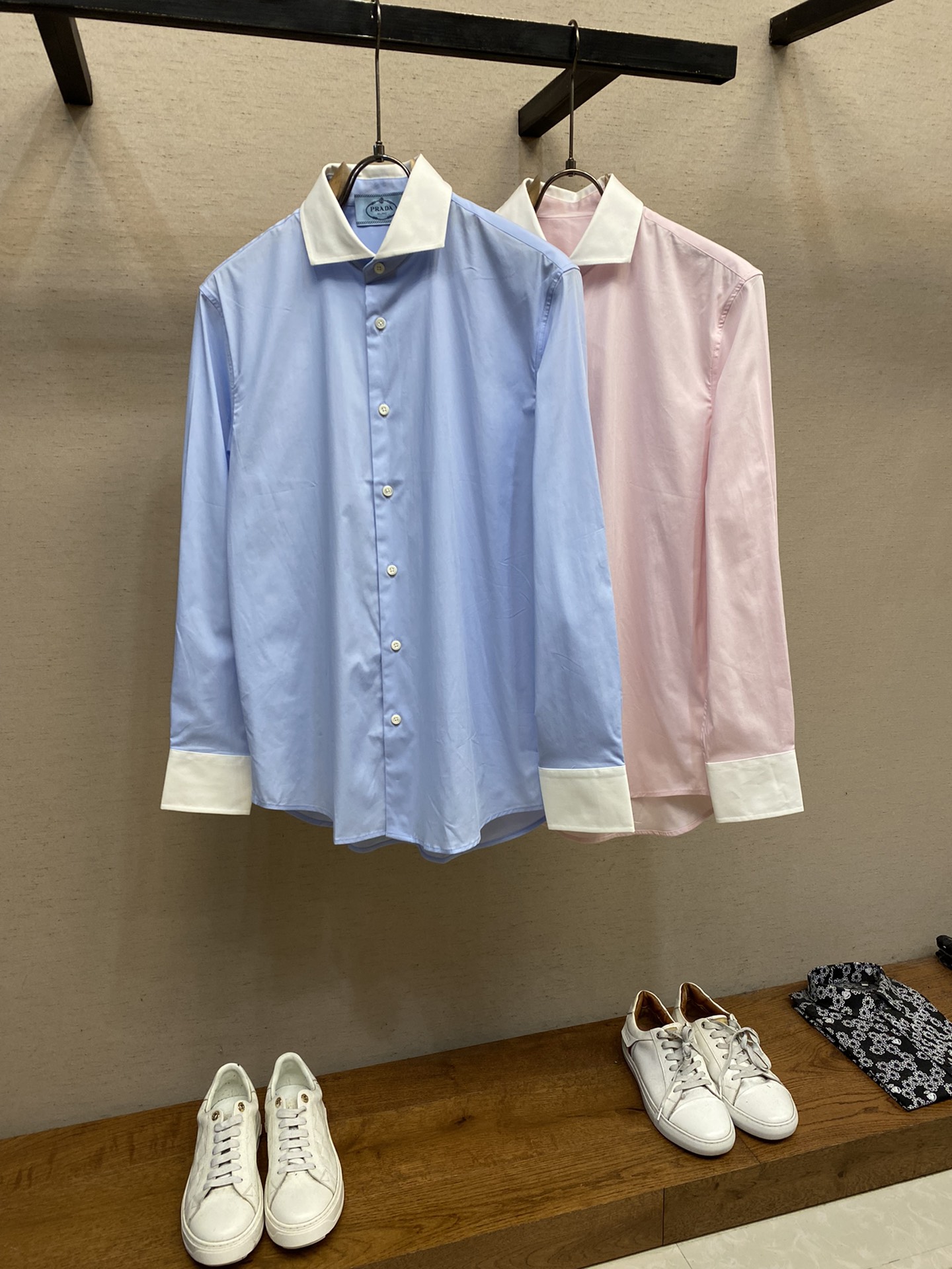 新款 🌟🌟Prada🌾、时尚简约长袖衬衫，本款轻盈棉质衬衣采用全棉质地面料，经典简约设计搭配，清爽色调，