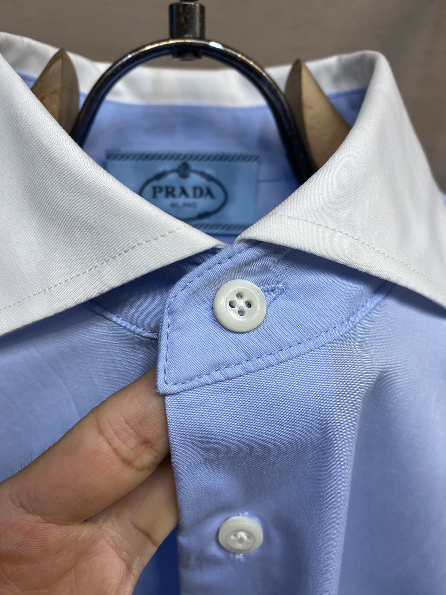 新款 🌟🌟Prada🌾、时尚简约长袖衬衫，本款轻盈棉质衬衣采用全棉质地面料，经典简约设计搭配，清爽色调，