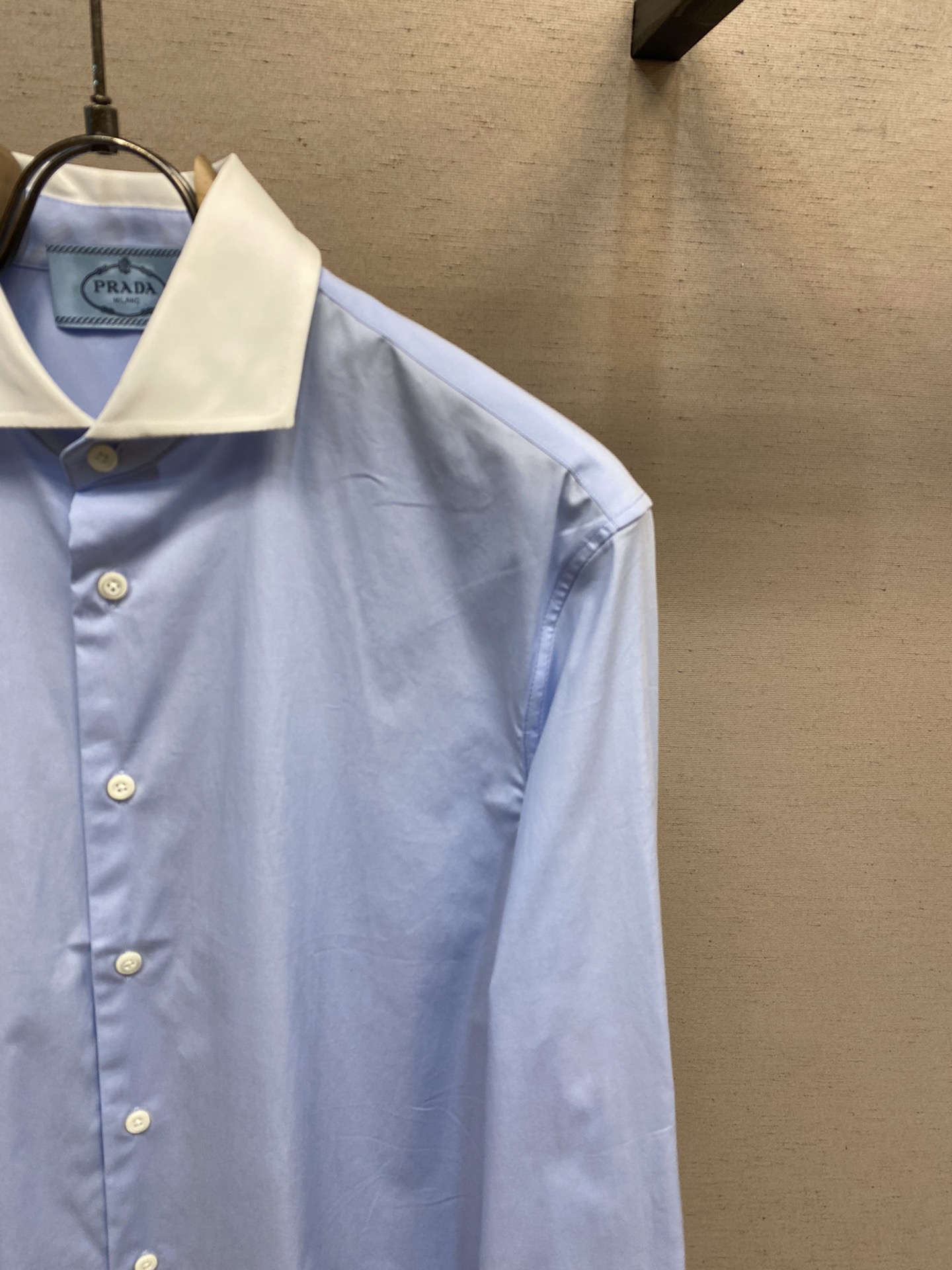 新款 🌟🌟Prada🌾、时尚简约长袖衬衫，本款轻盈棉质衬衣采用全棉质地面料，经典简约设计搭配，清爽色调，