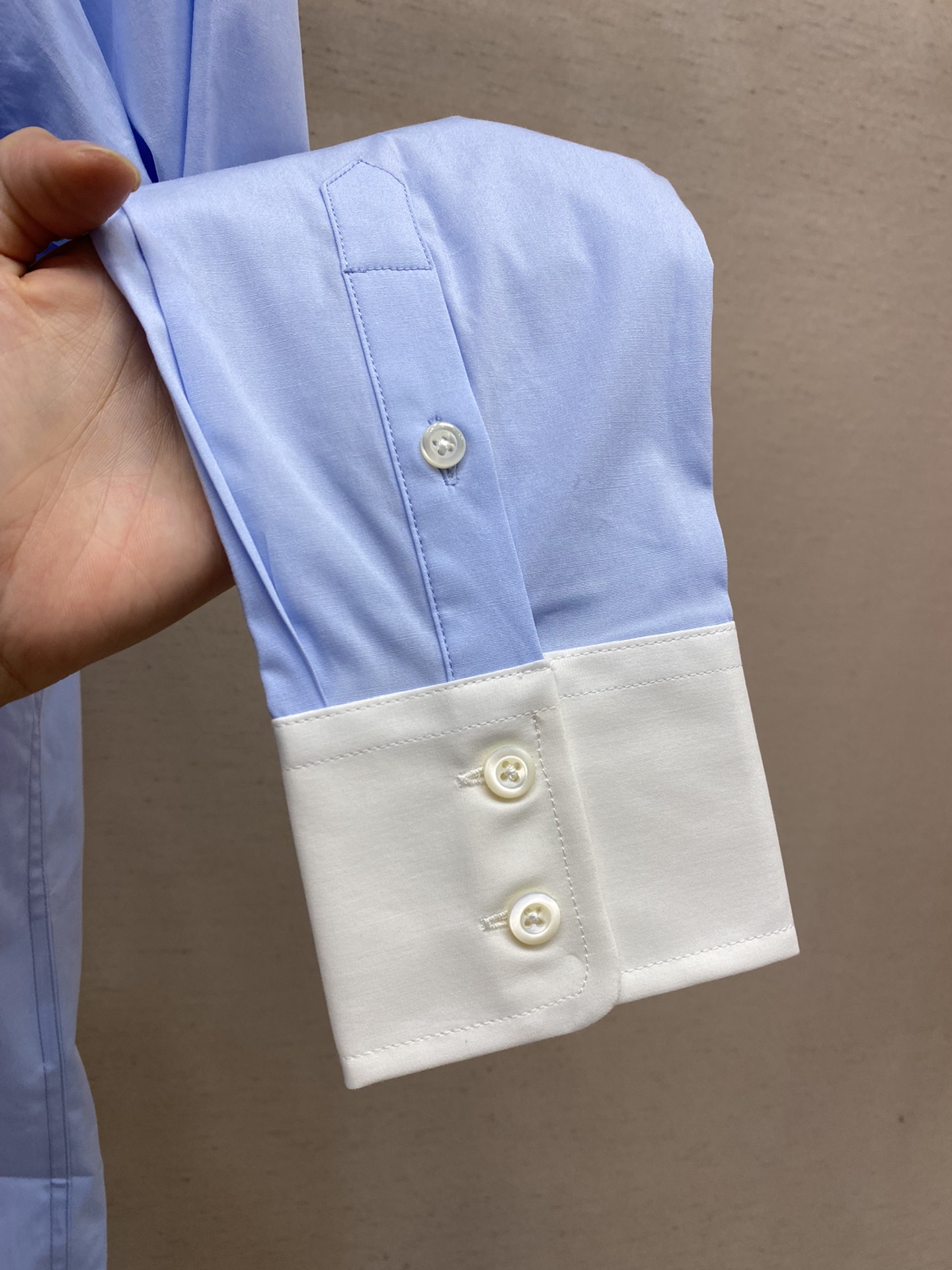 新款 🌟🌟Prada🌾、时尚简约长袖衬衫，本款轻盈棉质衬衣采用全棉质地面料，经典简约设计搭配，清爽色调，