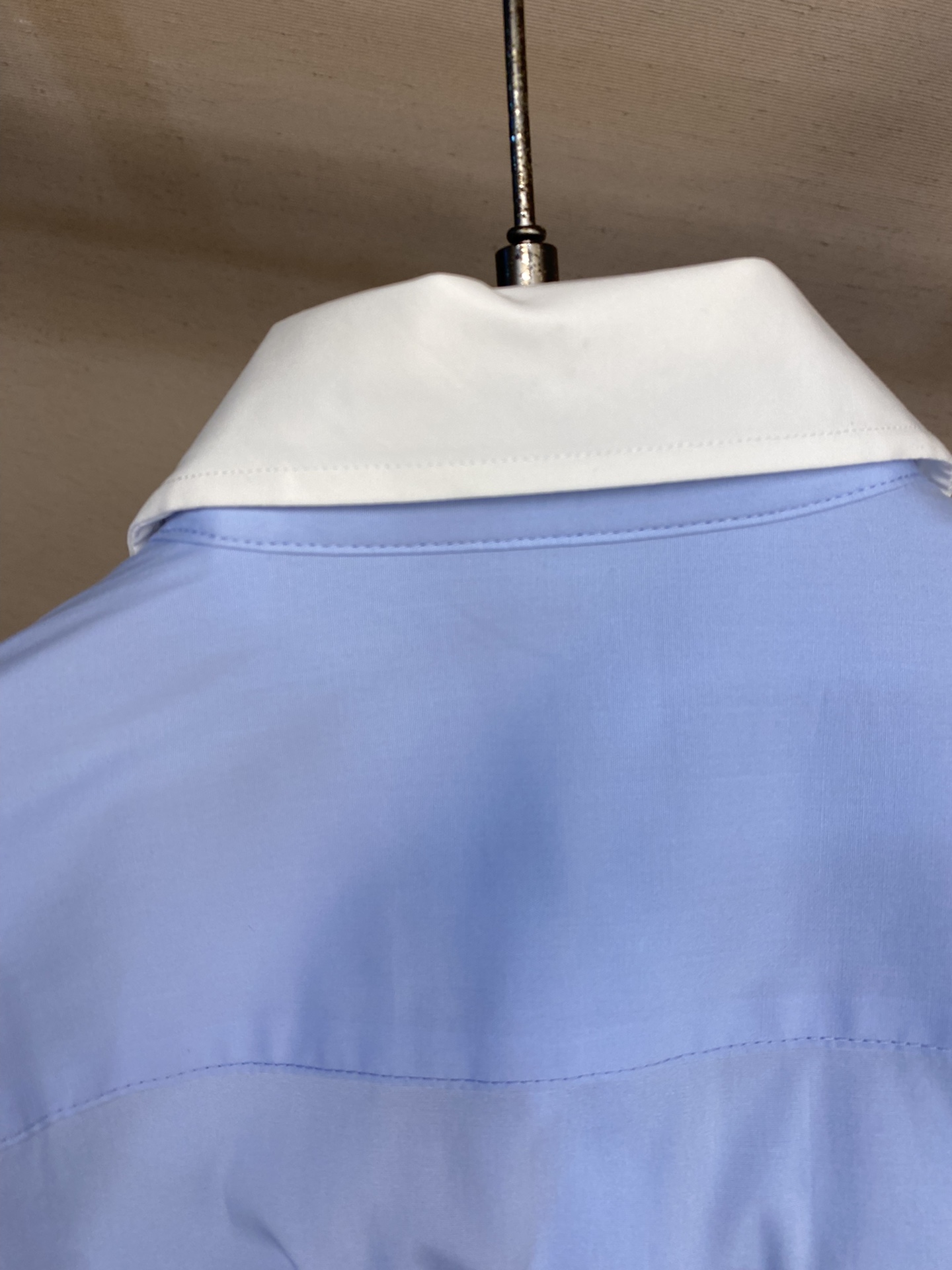 新款 🌟🌟Prada🌾、时尚简约长袖衬衫，本款轻盈棉质衬衣采用全棉质地面料，经典简约设计搭配，清爽色调，