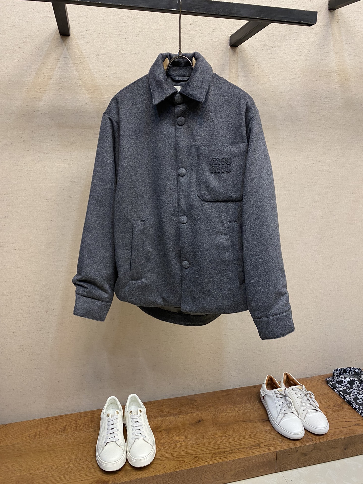 NO:530899,Miumiu/Miao Miu Plush cotton jacket The collar design is inspired by the shirt style, and it also incorporates the soft and glutinous texture and texture of plush autumn and winter. It is decorated with the Miu Miu applique logo logo to add iconic elements. I really understand fashion #boy camp #miumiu boy #the most versatile way to commute, and the washing method is as limited to dry cleaning!  !  Size S-XL, miumiu, jackets & coats, jackets & coats,shirts,alexander wang19860909Miumiu/缪缪 羊毛绒夹棉夹克外套这款衣领设计灵感源于衬衫样式,同时融入羊毛绒秋冬软糯糯的独特纹理与质感.饰以Miu Miu贴布logo字母徽标,增添标志性元素.真的是太懂时尚了#男孩阵营 #miumiu男孩 #通勤最百搭的 洗涤方式尽限干洗！！ 尺码S-XL,,miumiu,jackets & coats,jackets & coats,shirts,alexander wang,Men's clothing