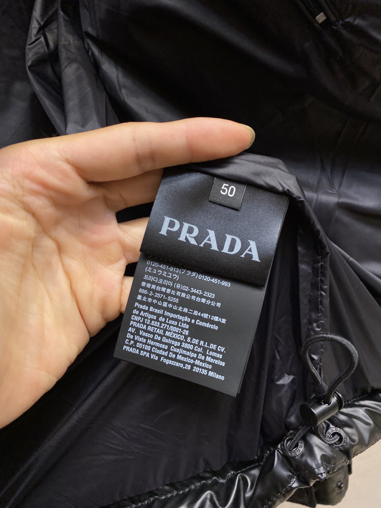 Prada暖面包羽绒服男女情侣装三角标立领羽绒服外套-这款羽绒外套采用创新的再生尼龙织物制作颇具新颖特色