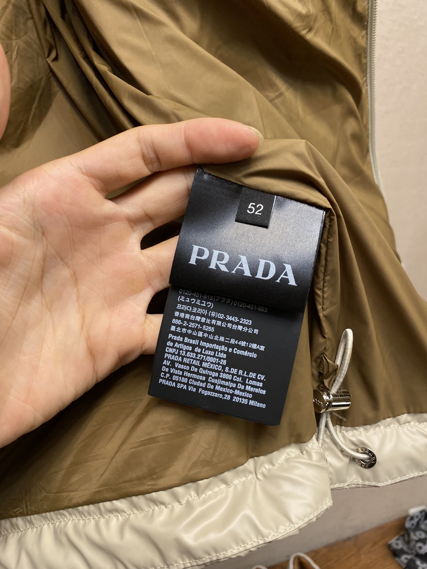 Prada新款休闲百搭可拆卸帽子保暖面包羽绒服男女情侣装三角标立领羽绒服外套-这款羽绒外套采用创新的再生